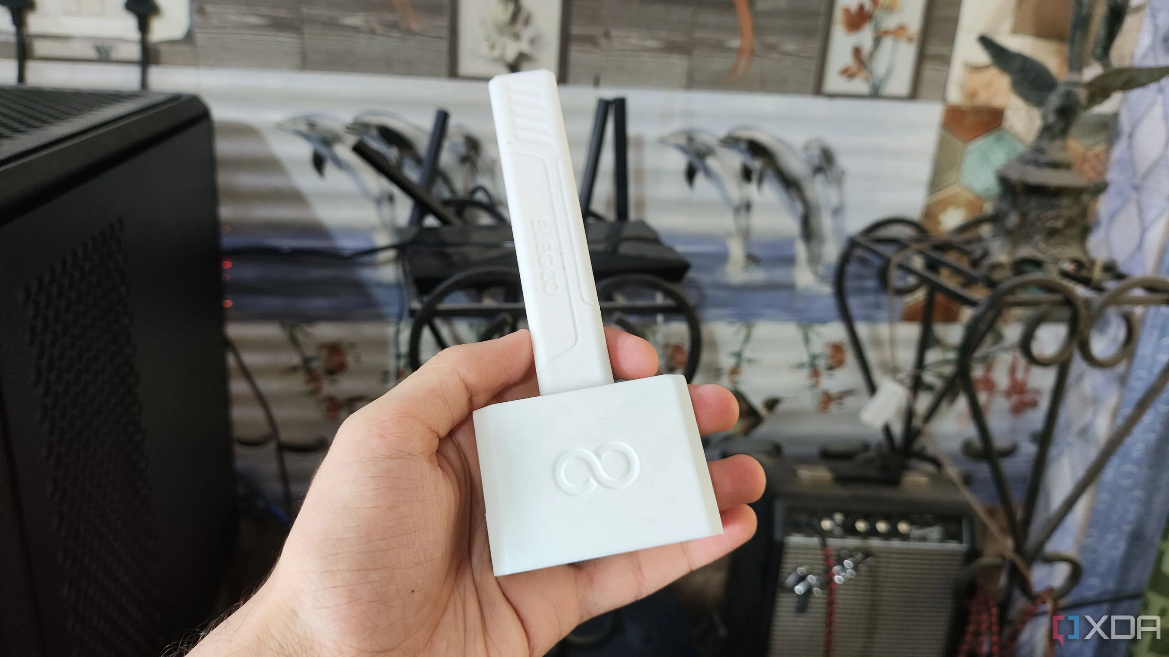 Bàn in của máy in 3D Elegoo Centauri Carbon được làm sạch bằng dao cạo chuyên dụng