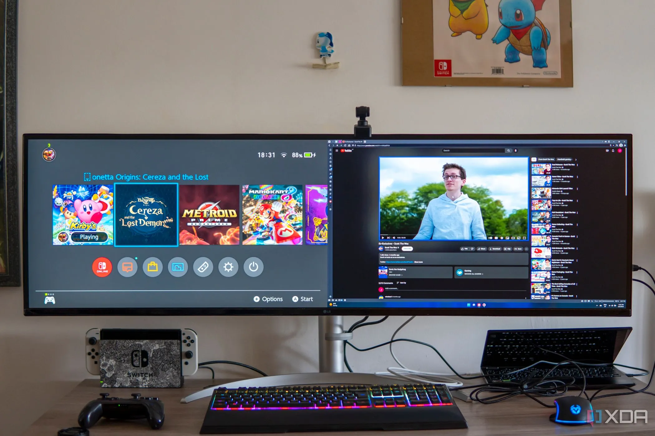 Bàn làm việc với màn hình LG UltraWide 49W95C hiển thị đồng thời nội dung từ laptop và Nintendo Switch, thể hiện khả năng của màn hình siêu rộng.