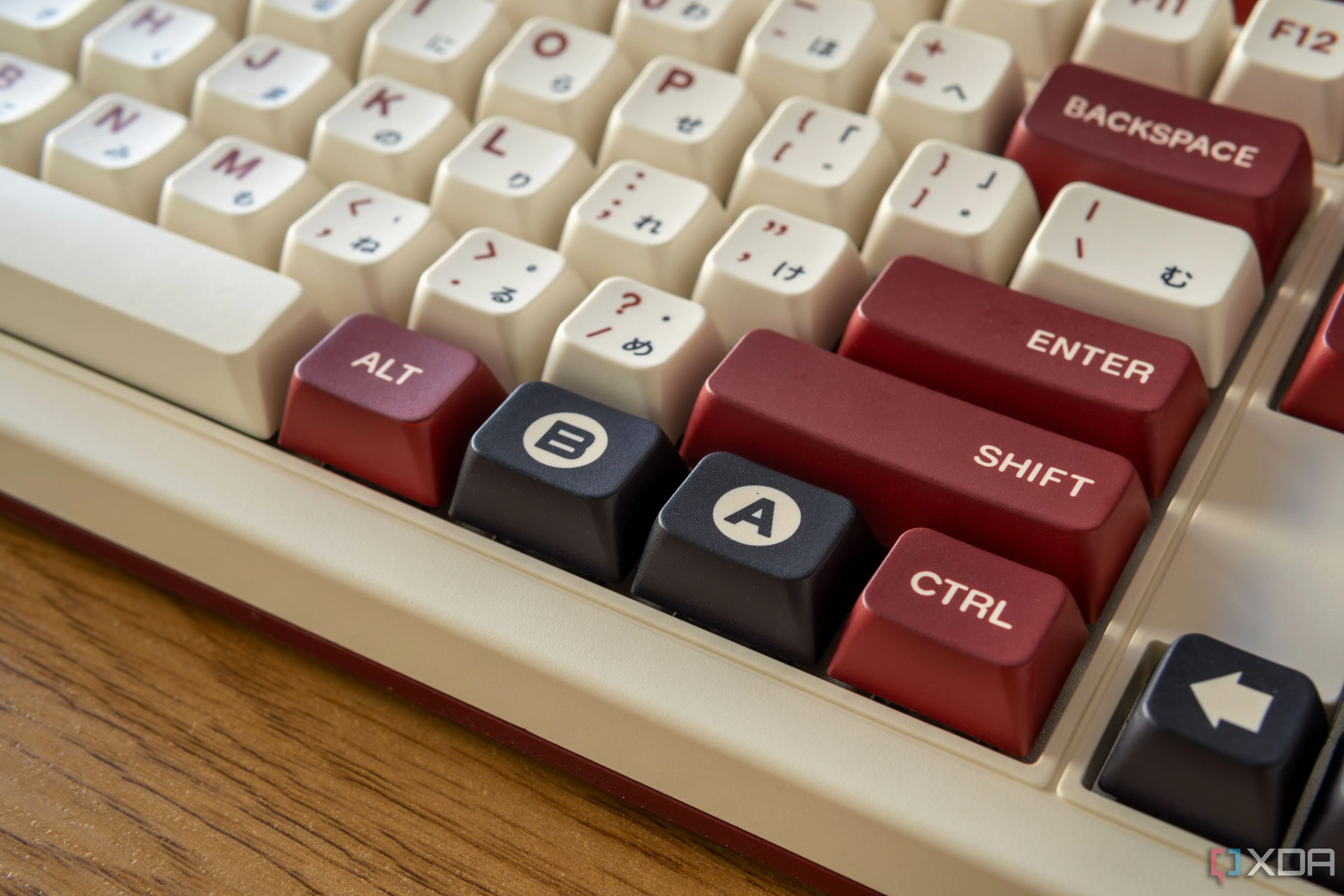 Bàn phím cơ 8BitDo Retro với các phím A và B được nhấn mạnh, minh họa cho việc tạo phím tắt tiện lợi trên Windows