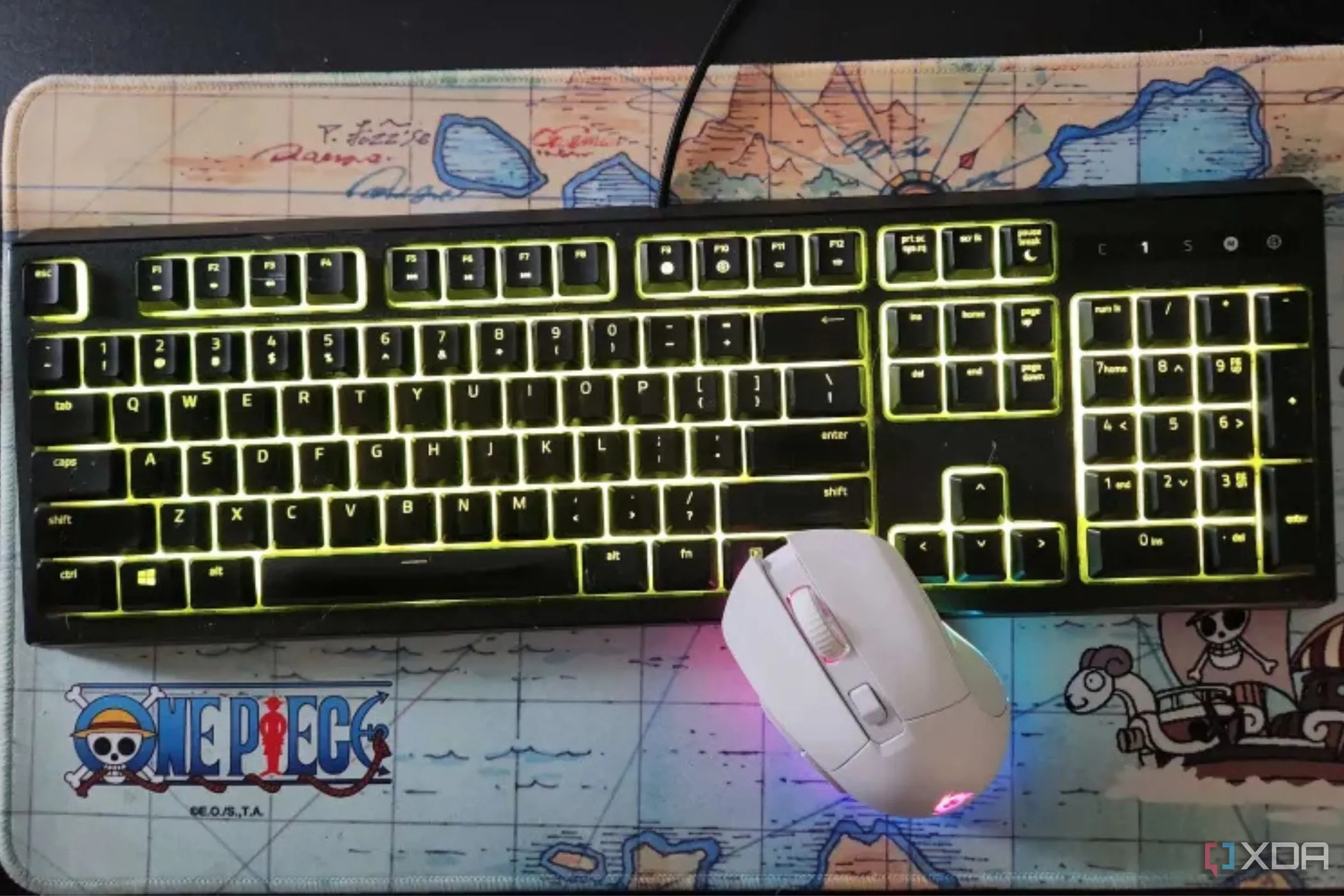 Bàn phím và chuột không dây được sử dụng để thao tác trên Steam Deck khi ở chế độ Desktop Mode