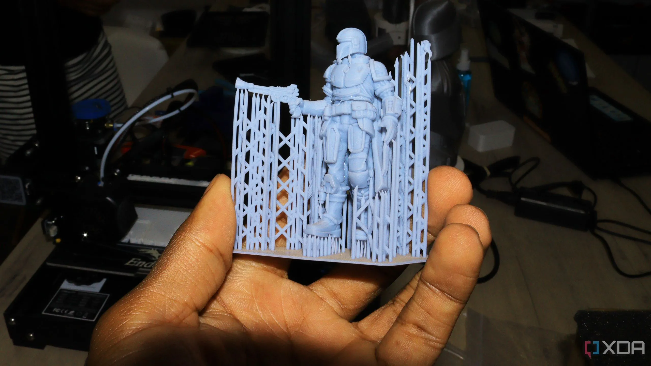 Bàn tay cầm vật thể được in 3D cho thấy khả năng truy xuất nguồn gốc sản phẩm in 3D