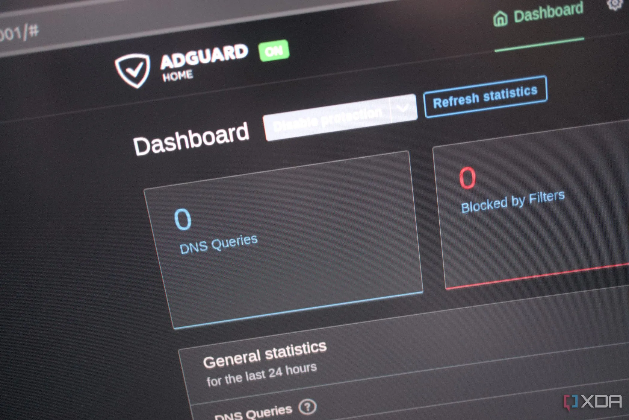 Bảng điều khiển quản trị web của AdGuard Home, hiển thị các tùy chọn cấu hình cho máy chủ DNS tự host để tăng cường bảo mật