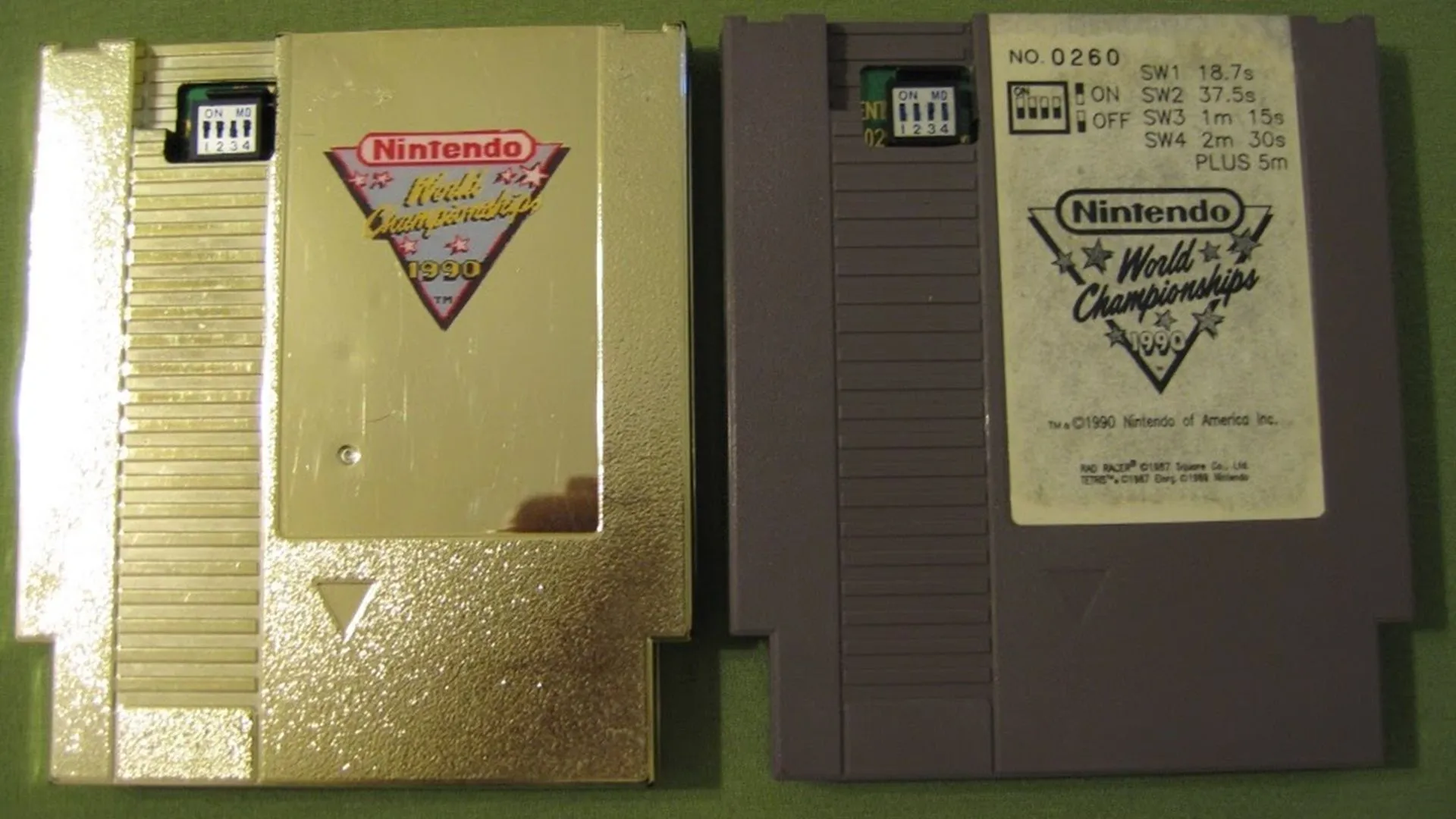 Băng game Nintendo World Championships Gold Cartridge vàng và phiên bản tiêu chuẩn, một kỷ vật quý hiếm từ giải đấu game huyền thoại của Nintendo.