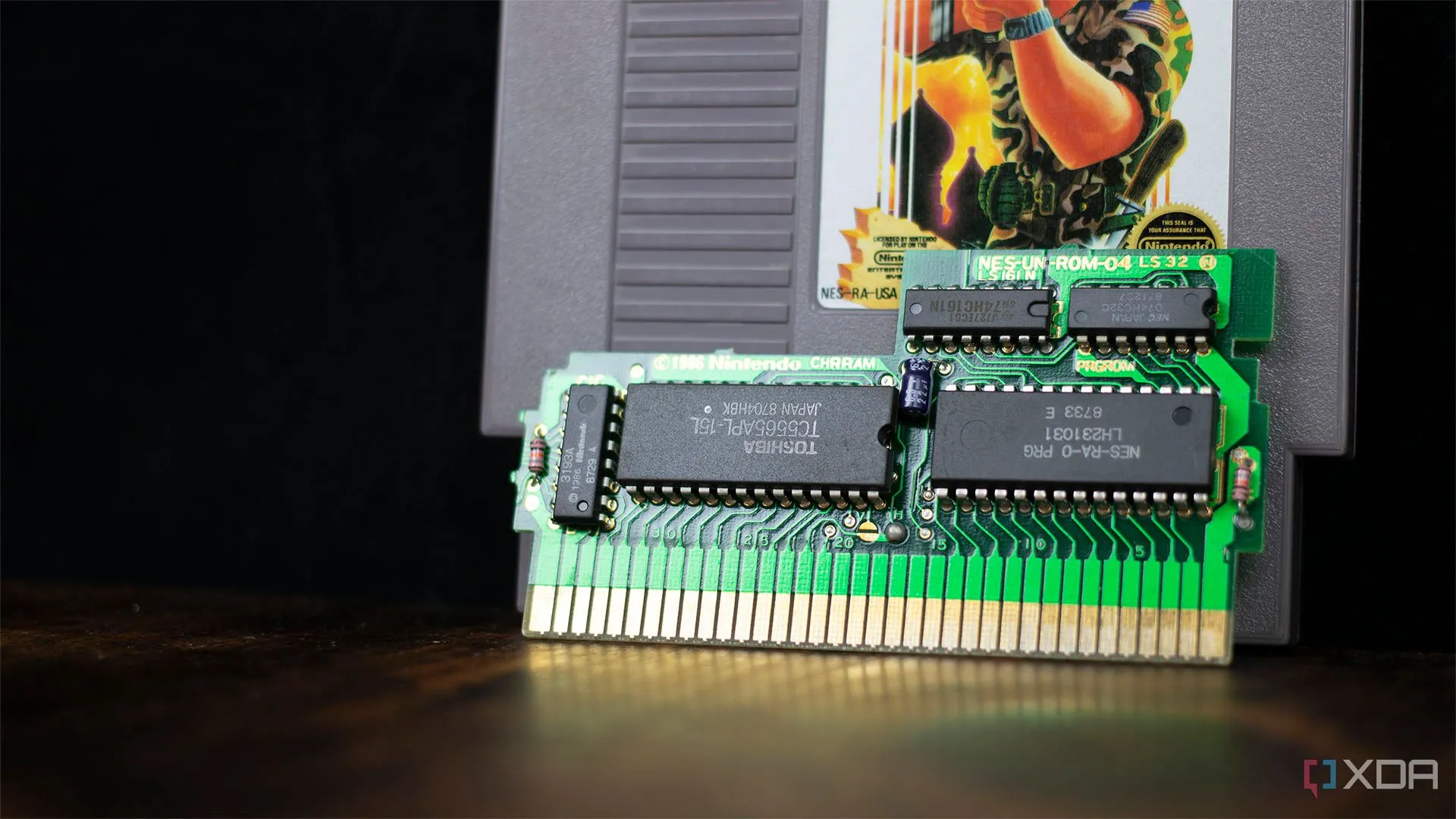 Bảng mạch in (PCB) bên trong một cartridge game NES, chứa ROM và các chip mở rộng