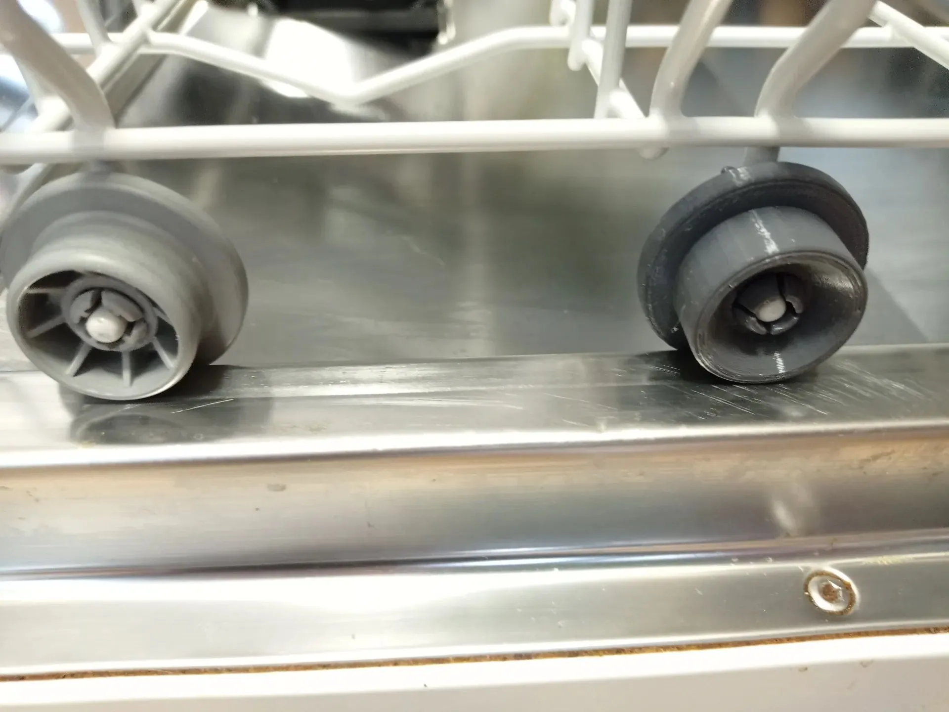 Bánh xe giá đựng máy rửa chén được in 3D bằng vật liệu PETG bền bỉ thay thế cho chi tiết gốc bị hỏng