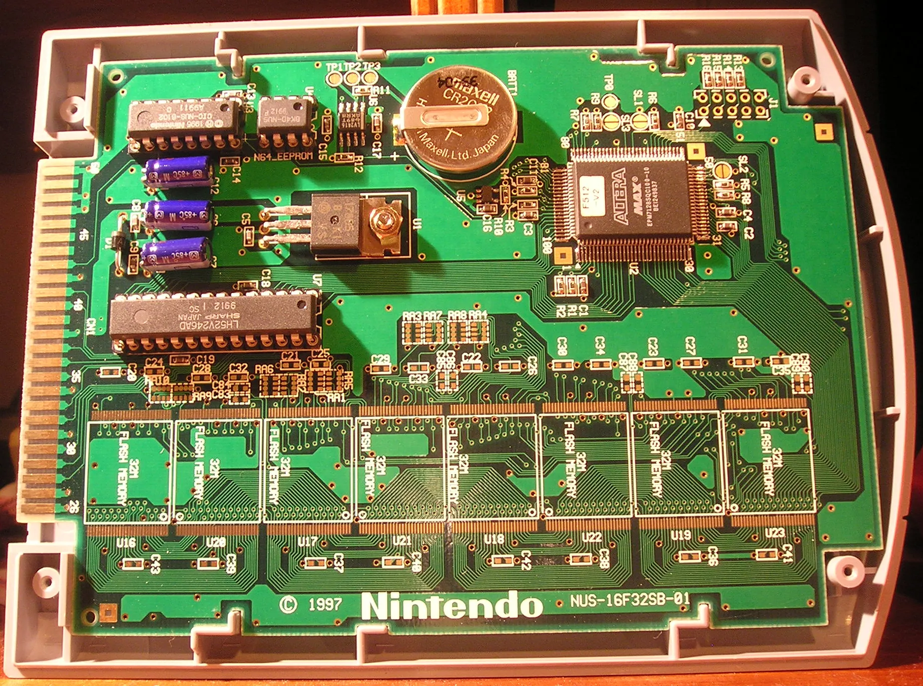 Bên trong bo mạch cartridge phát triển Nintendo 64, minh họa chip bảo mật CIC