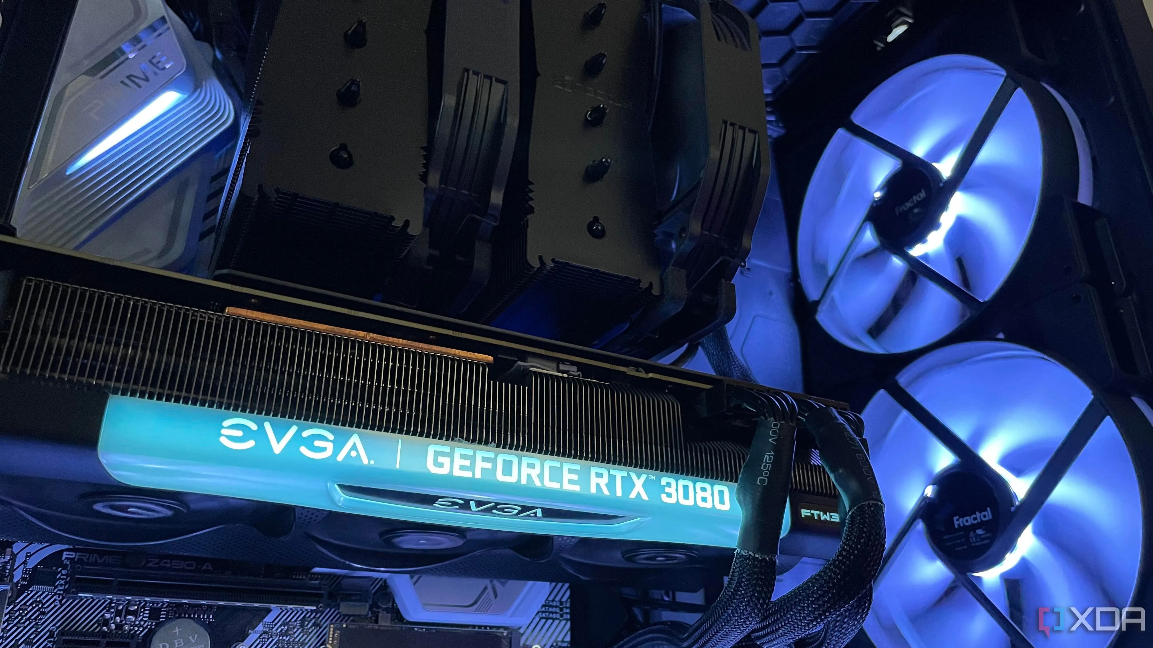 Bên trong bộ PC gaming với card đồ họa EVGA RTX 3080 và quạt tản nhiệt lớn