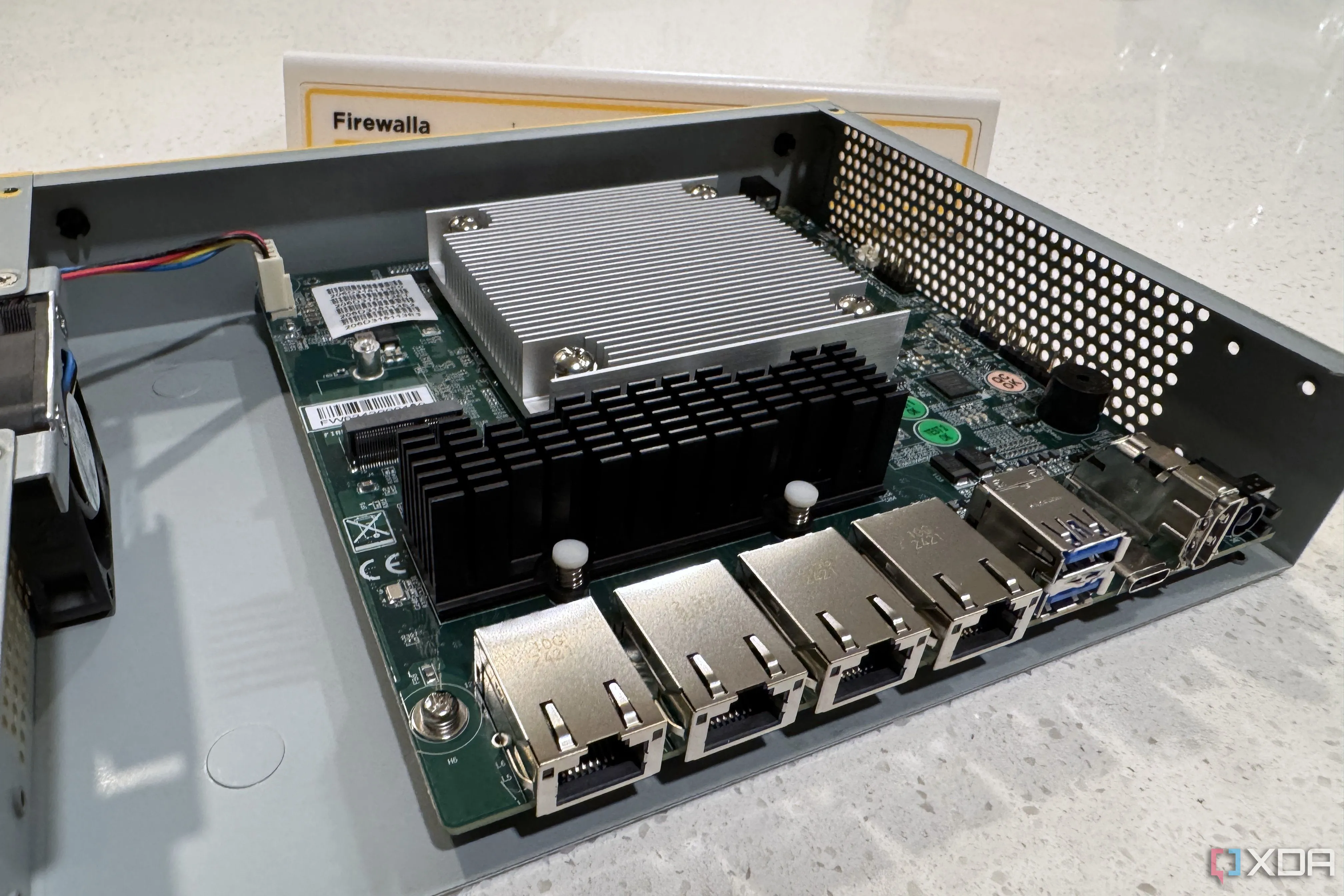 Bên trong Firewalla Gold Pro với các cổng kết nối, minh họa thiết bị tường lửa hỗ trợ tính năng IGMP snooping.