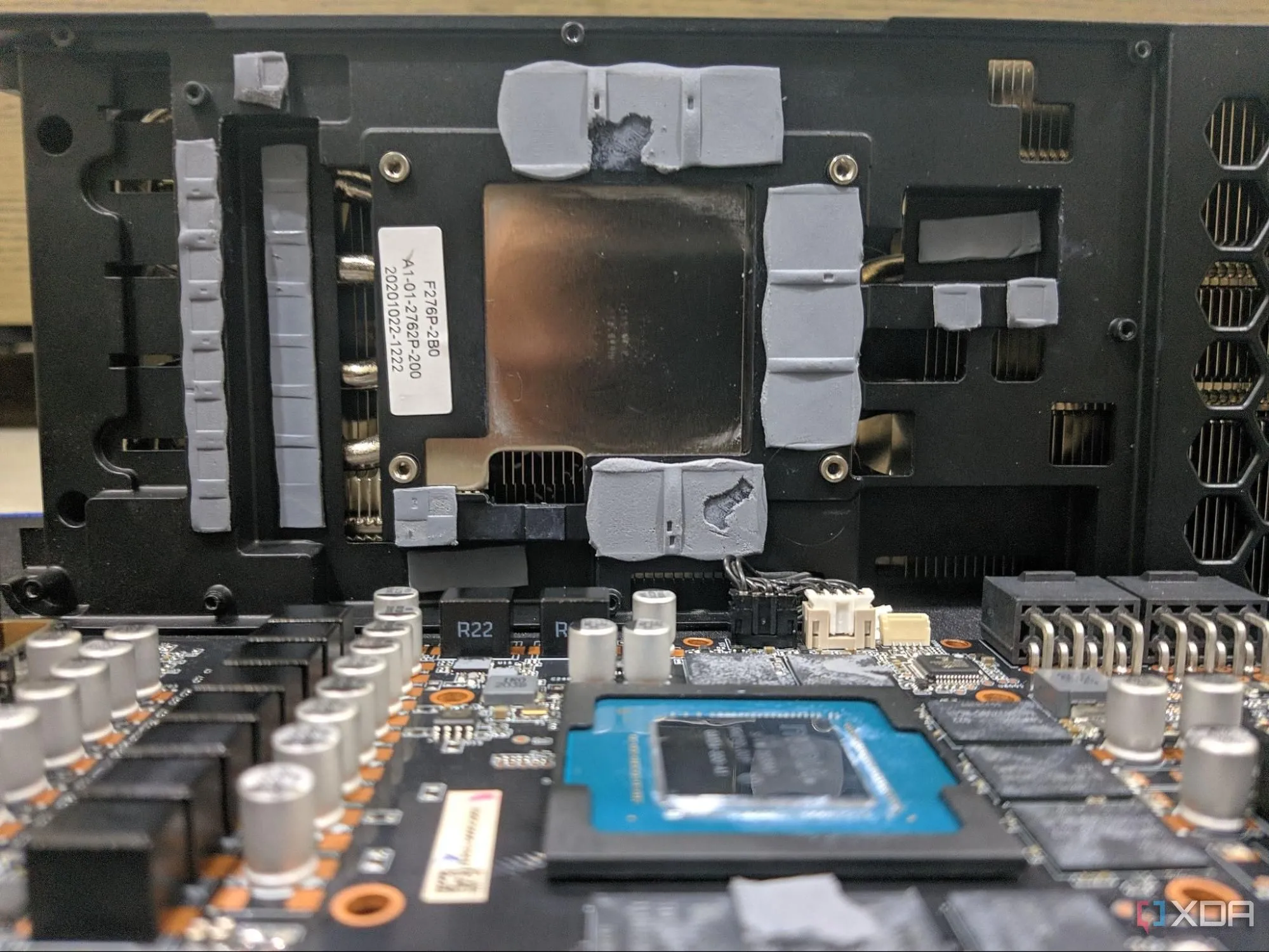 Bên trong một card đồ họa RTX, hiển thị nhân GPU, bộ tản nhiệt và các miếng dán tản nhiệt