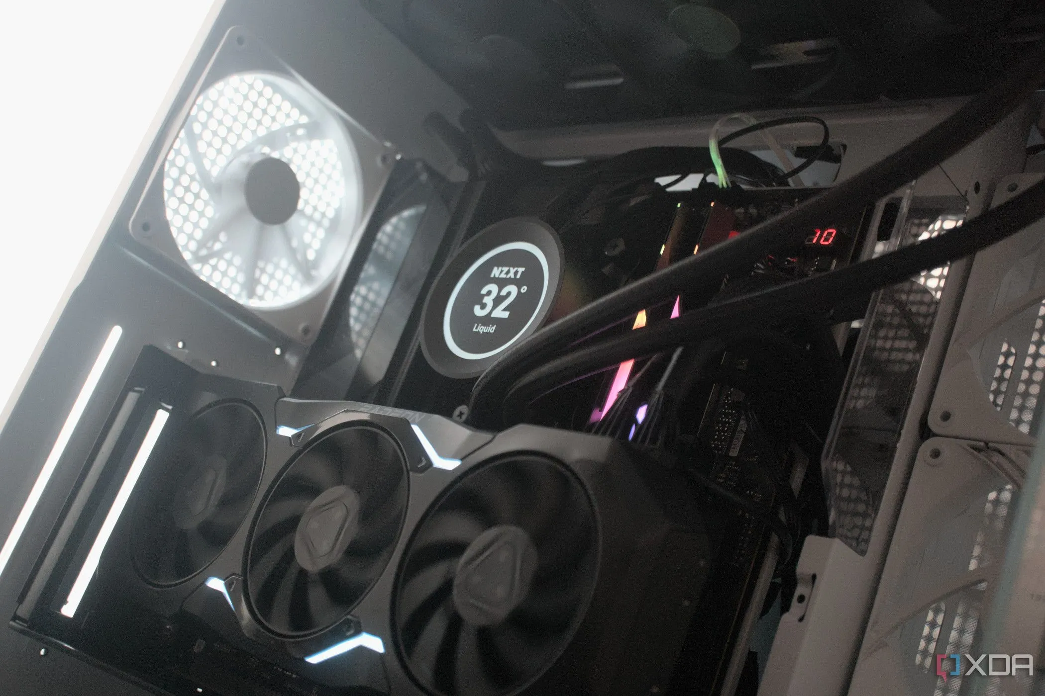 Bên trong vỏ máy tính NZXT H9 Flow với các linh kiện PC hiện đại.
