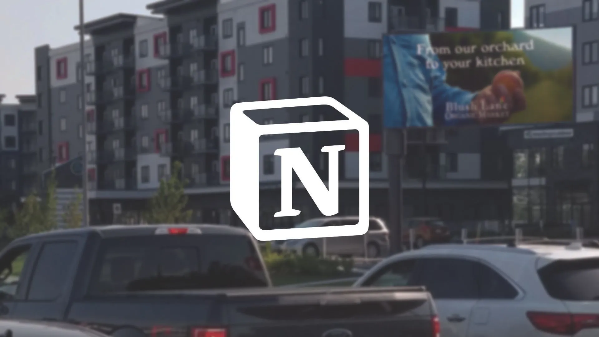 Biểu tượng Notion nổi bật trên bảng quảng cáo kỹ thuật số, thể hiện ứng dụng trong môi trường doanh nghiệp