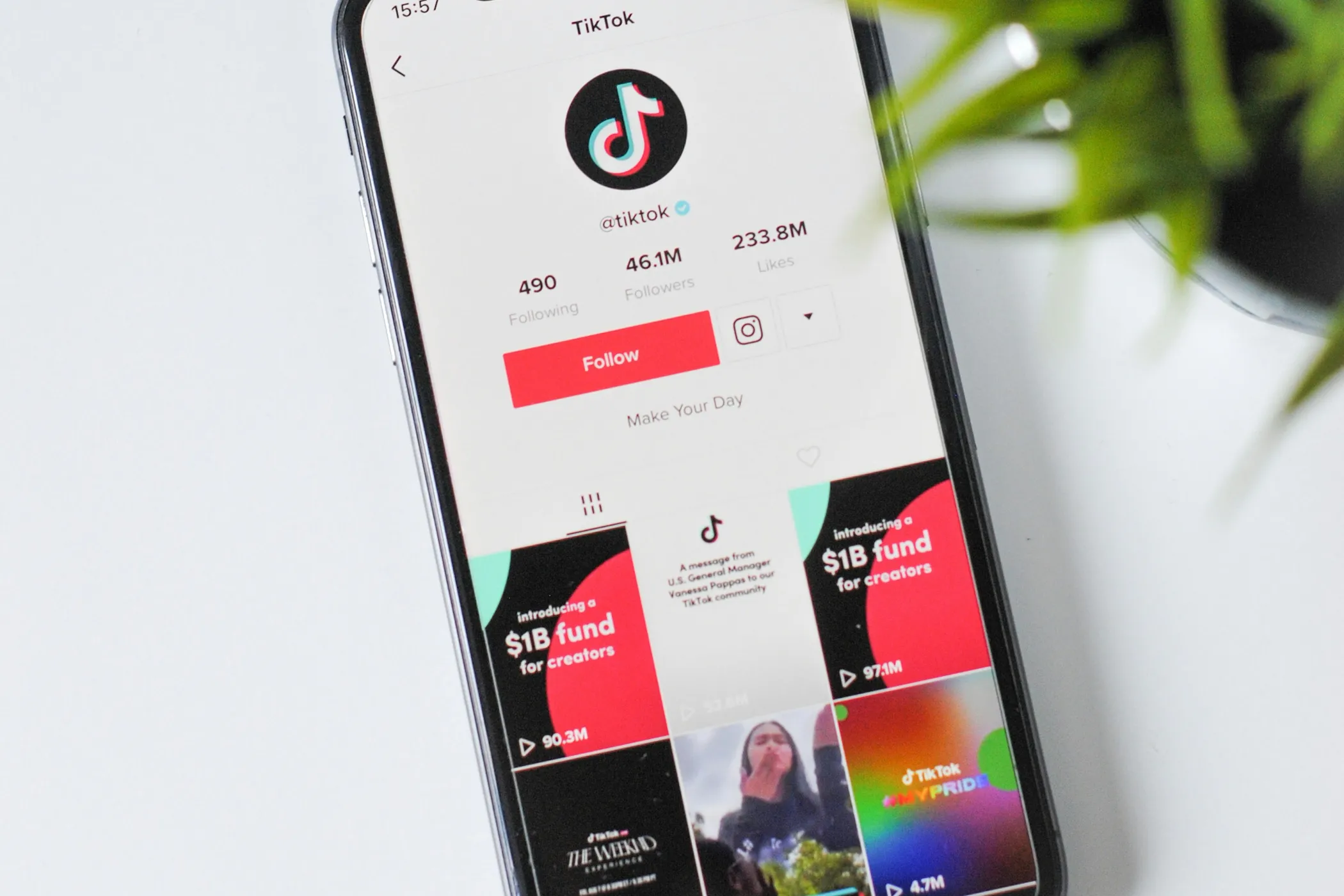 Biểu tượng ứng dụng TikTok trên màn hình điện thoại, minh họa loại video mà Immich TikTok Remover có thể lọc bỏ