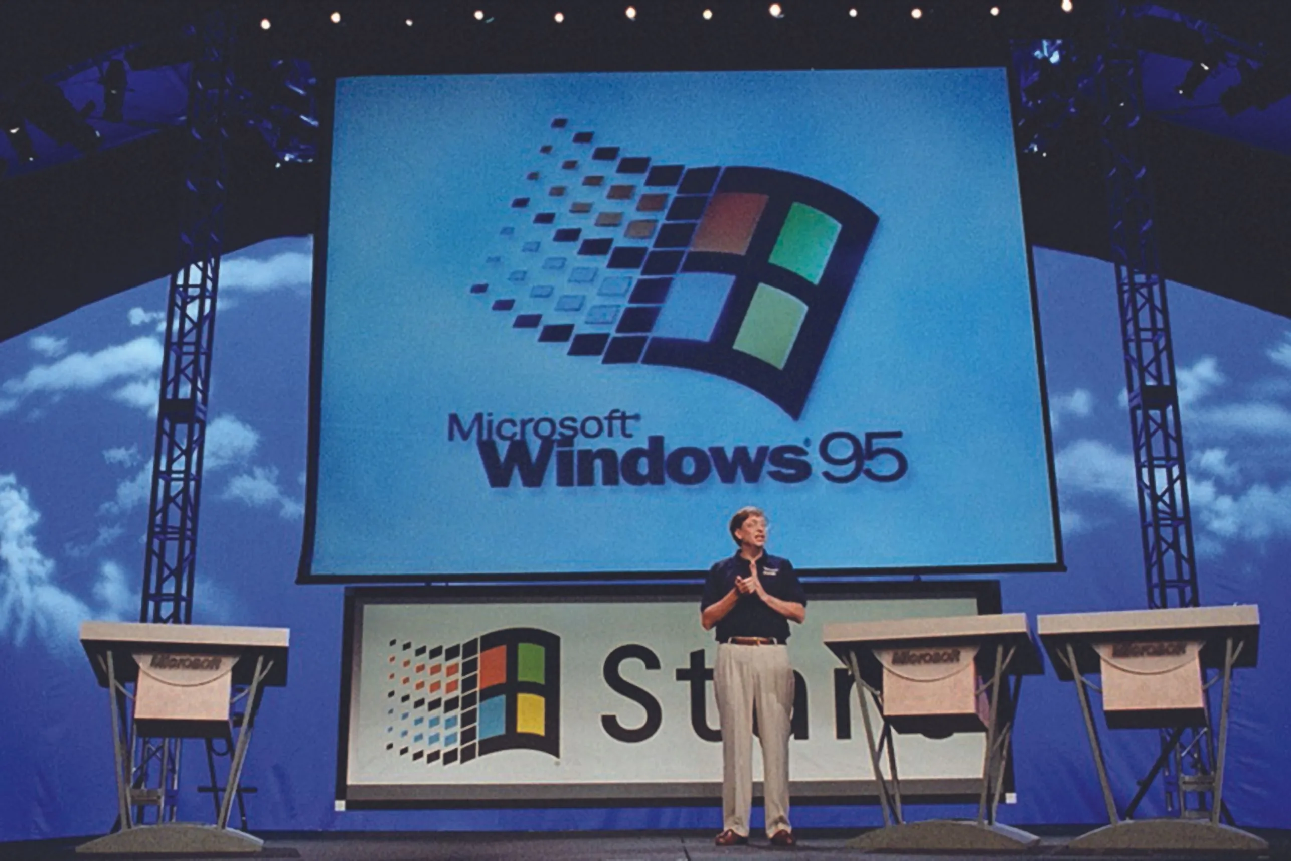 Bill Gates công bố Windows 95 tại sự kiện ra mắt, đánh dấu một cột mốc quan trọng của Microsoft trong lịch sử phát triển hệ điều hành