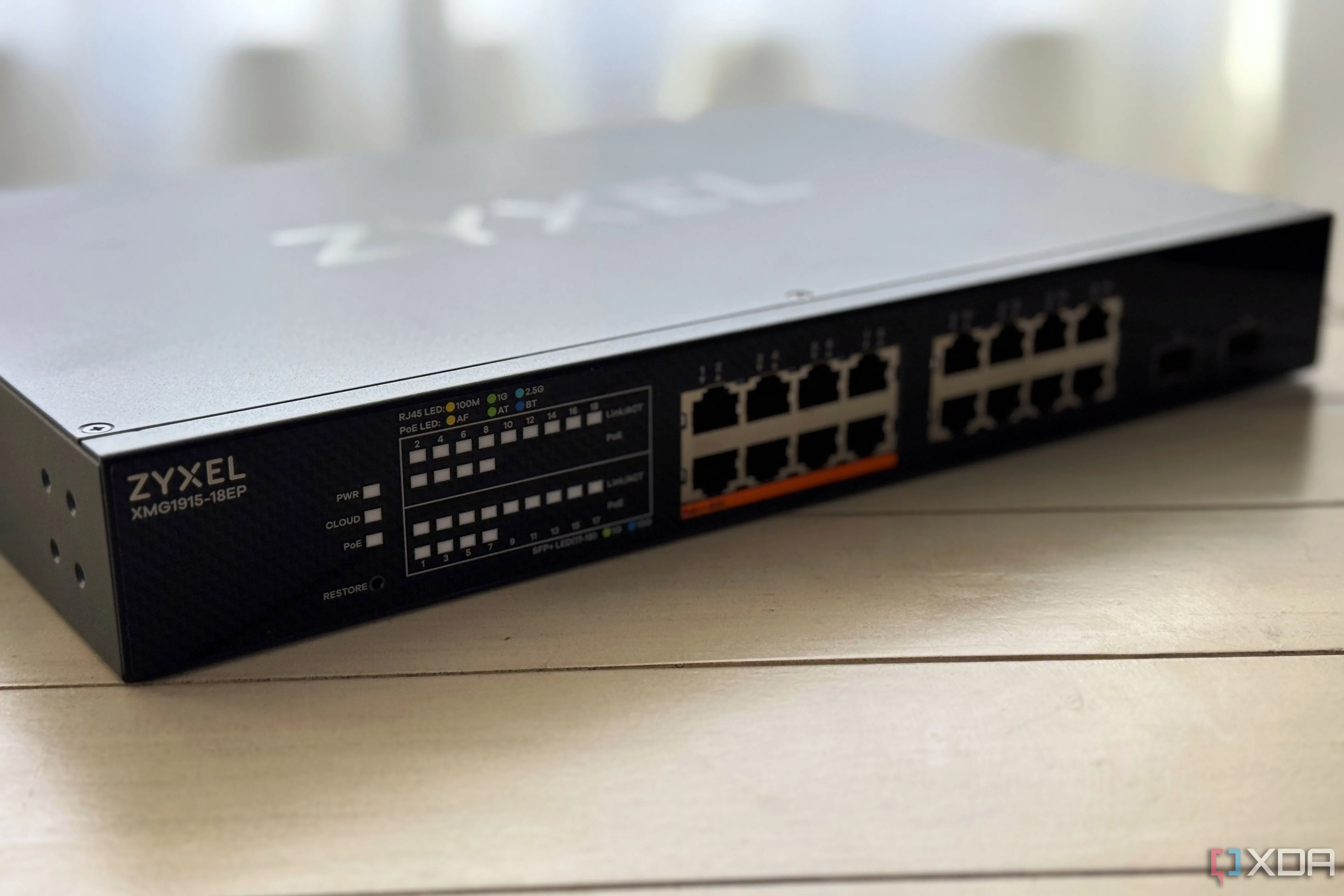 Bộ chuyển mạch (switch) Zyxel XGM1915 cho kết nối mạng hiệu suất cao