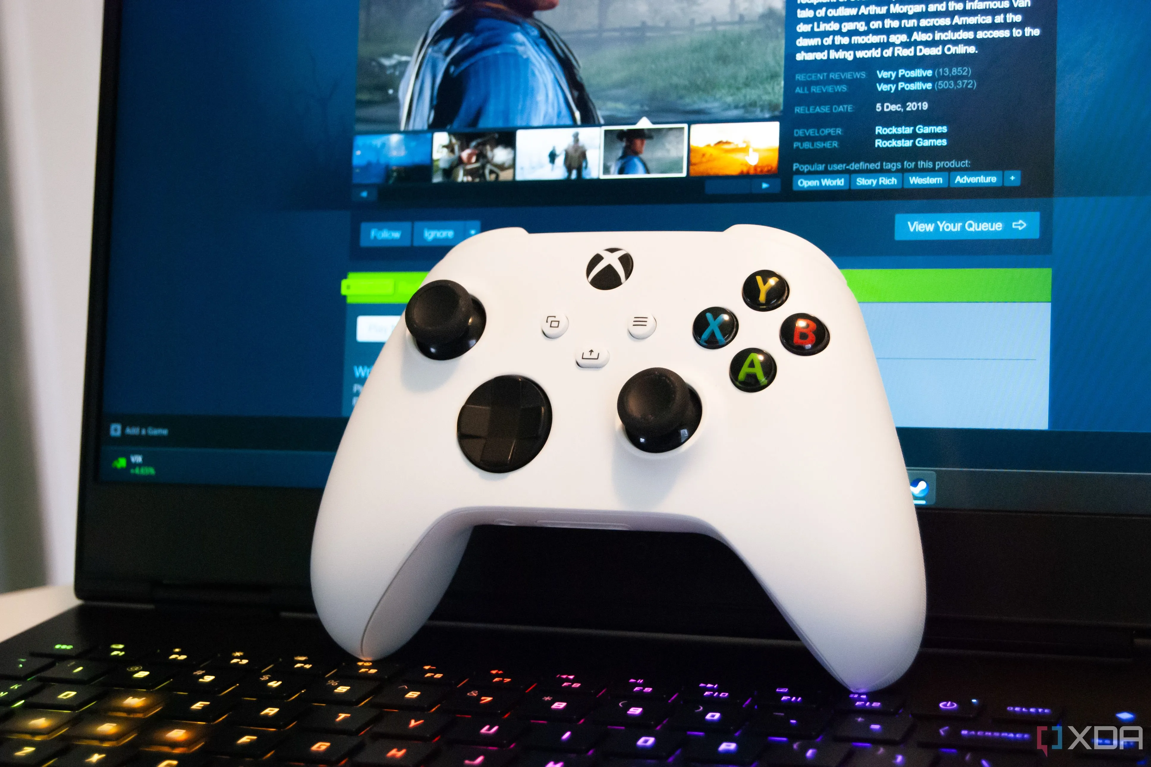 Bộ điều khiển không dây Xbox Wireless màu trắng, biểu tượng cho trải nghiệm chơi game của người dùng