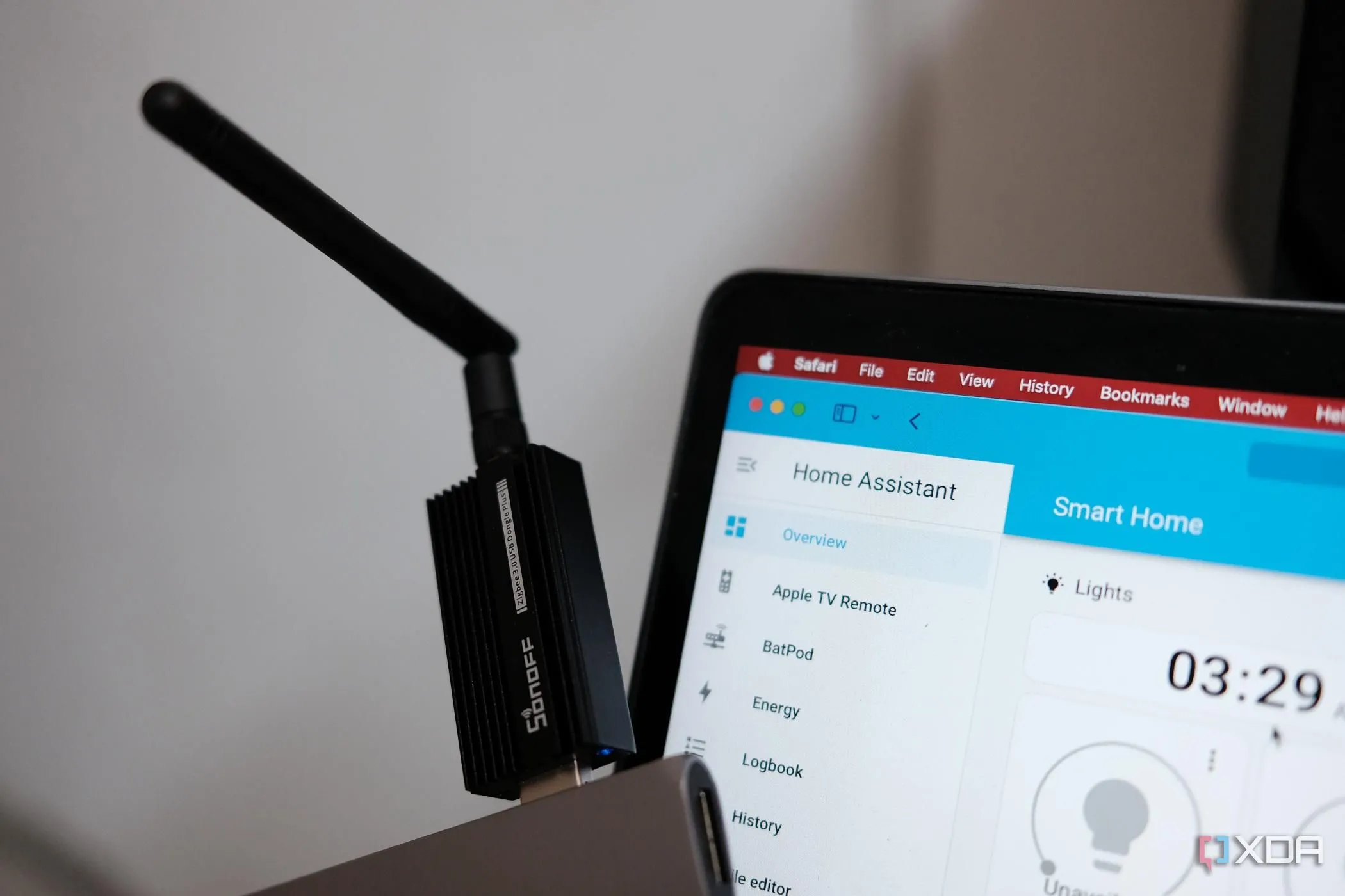 Bộ điều khiển Sonoff Zigbee cắm vào MacBook, hiển thị màn hình Home Assistant với giao diện quản lý thiết bị thông minh, biểu trưng cho việc hồi sinh phần cứng cũ.