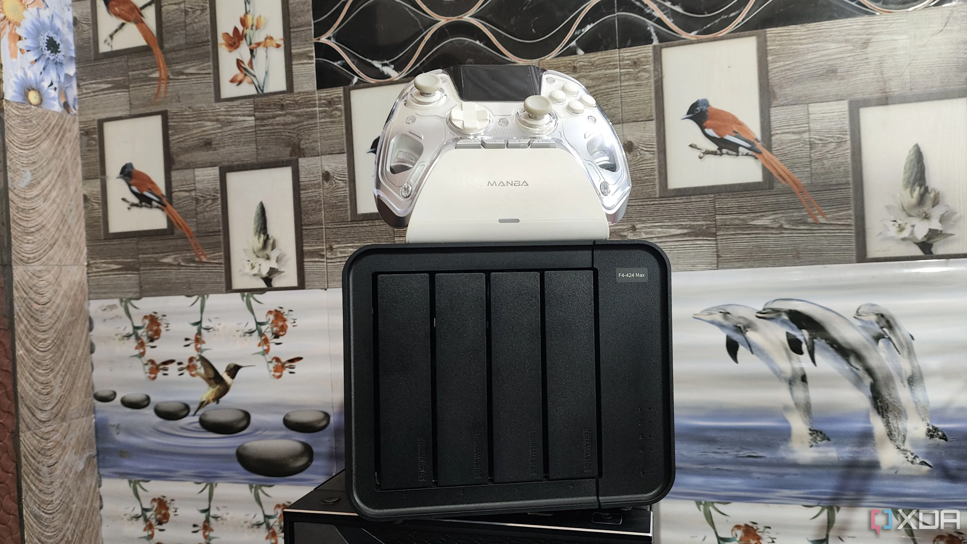 Bộ điều khiển trò chơi đặt trên thiết bị lưu trữ mạng NAS, tượng trưng cho việc tự quản lý hệ thống