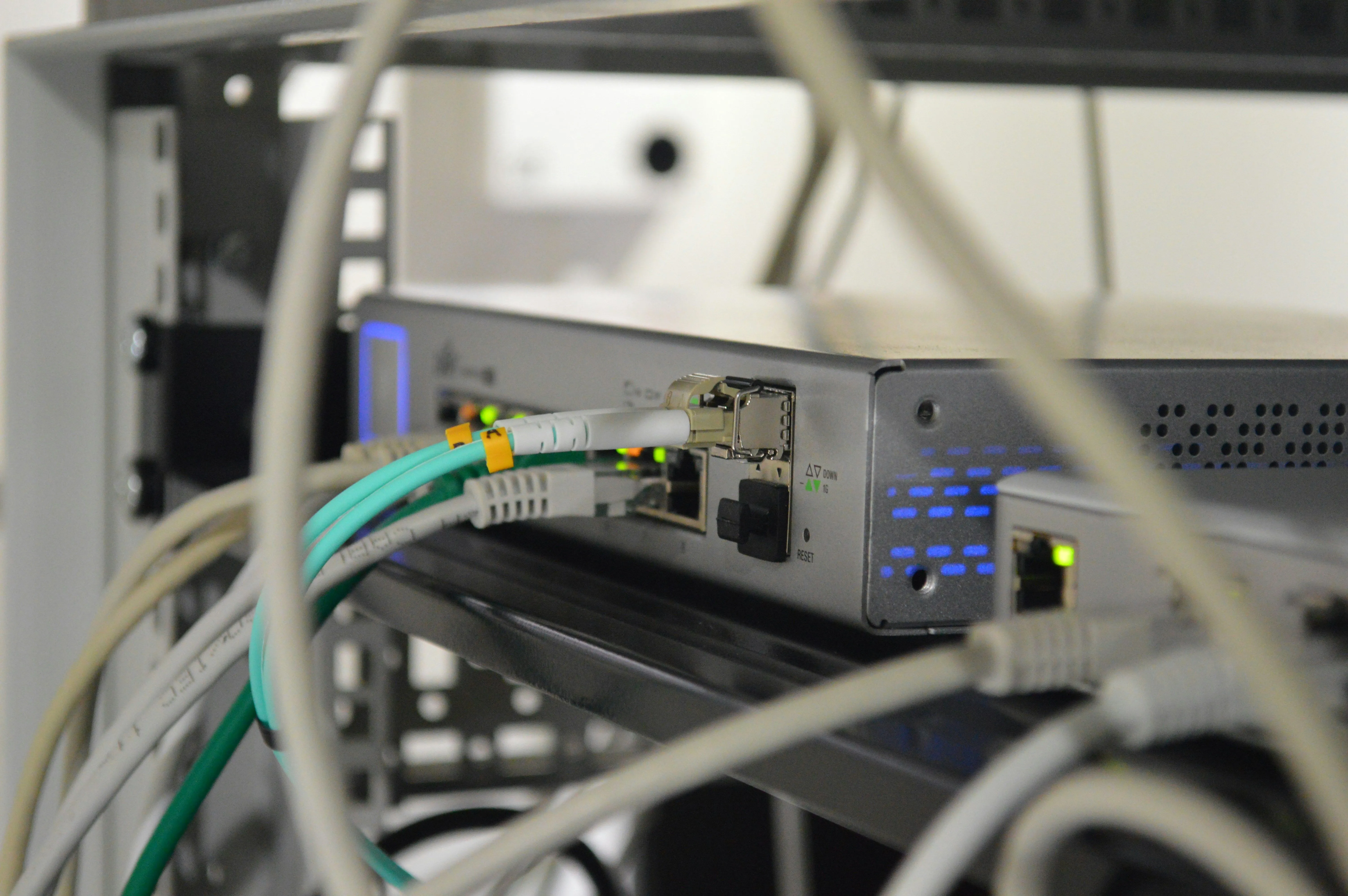 Bộ định tuyến mạng cao cấp với nhiều cổng Multi-Gig, biểu trưng cho sức mạnh và khả năng mở rộng của hạ tầng mạng hiện đại.