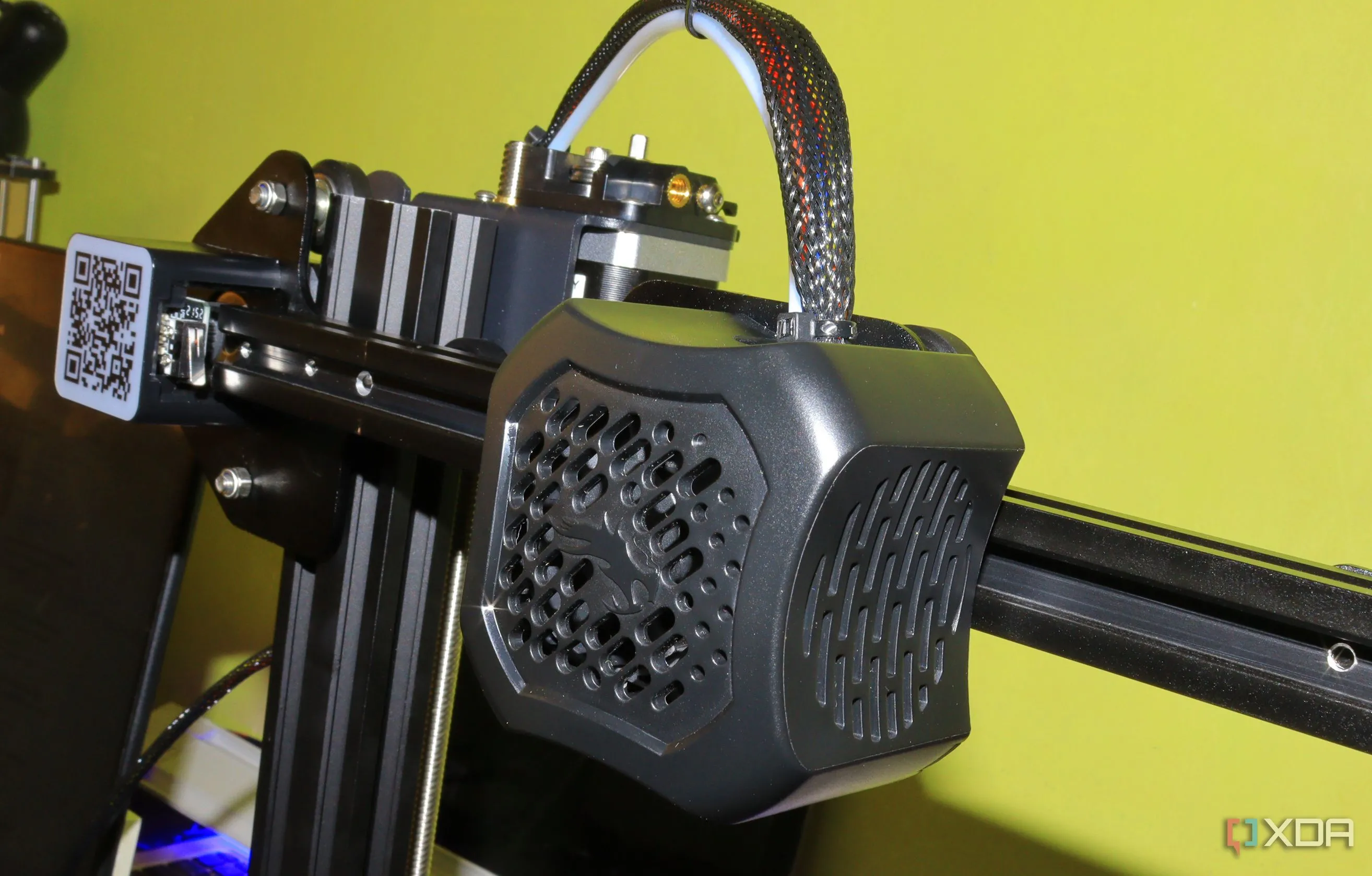 Bộ đùn (extruder) của máy in 3D, minh họa một linh kiện quan trọng có thể nâng cấp trong máy in nguồn mở
