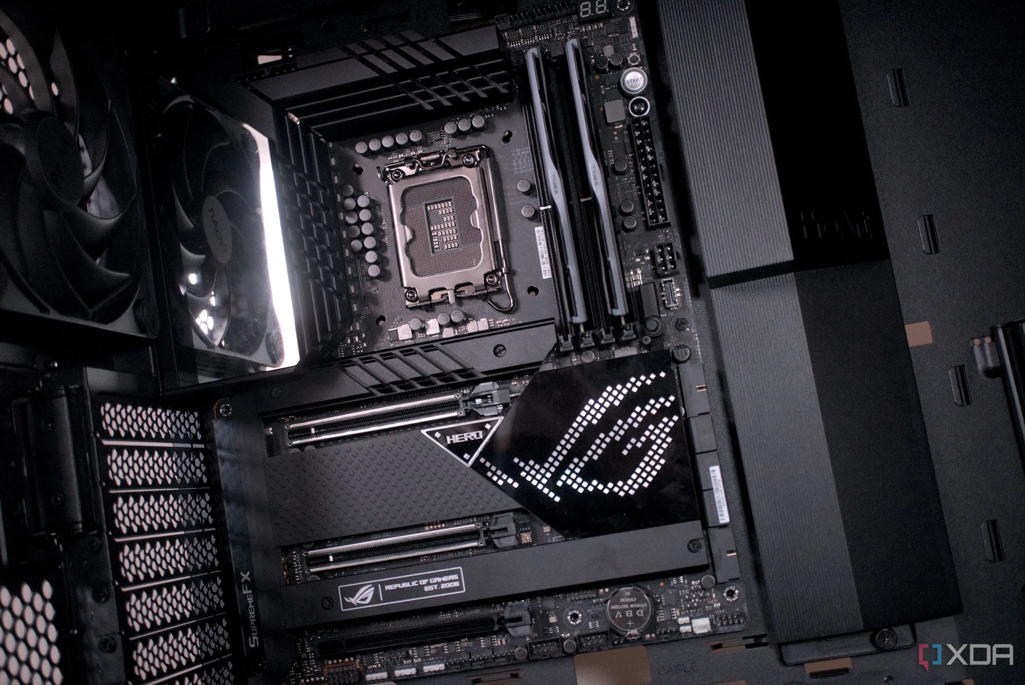 Bo mạch chủ Asus ProArt PA602 được lắp đặt trong case PC với các cổng kết nối hiện đại