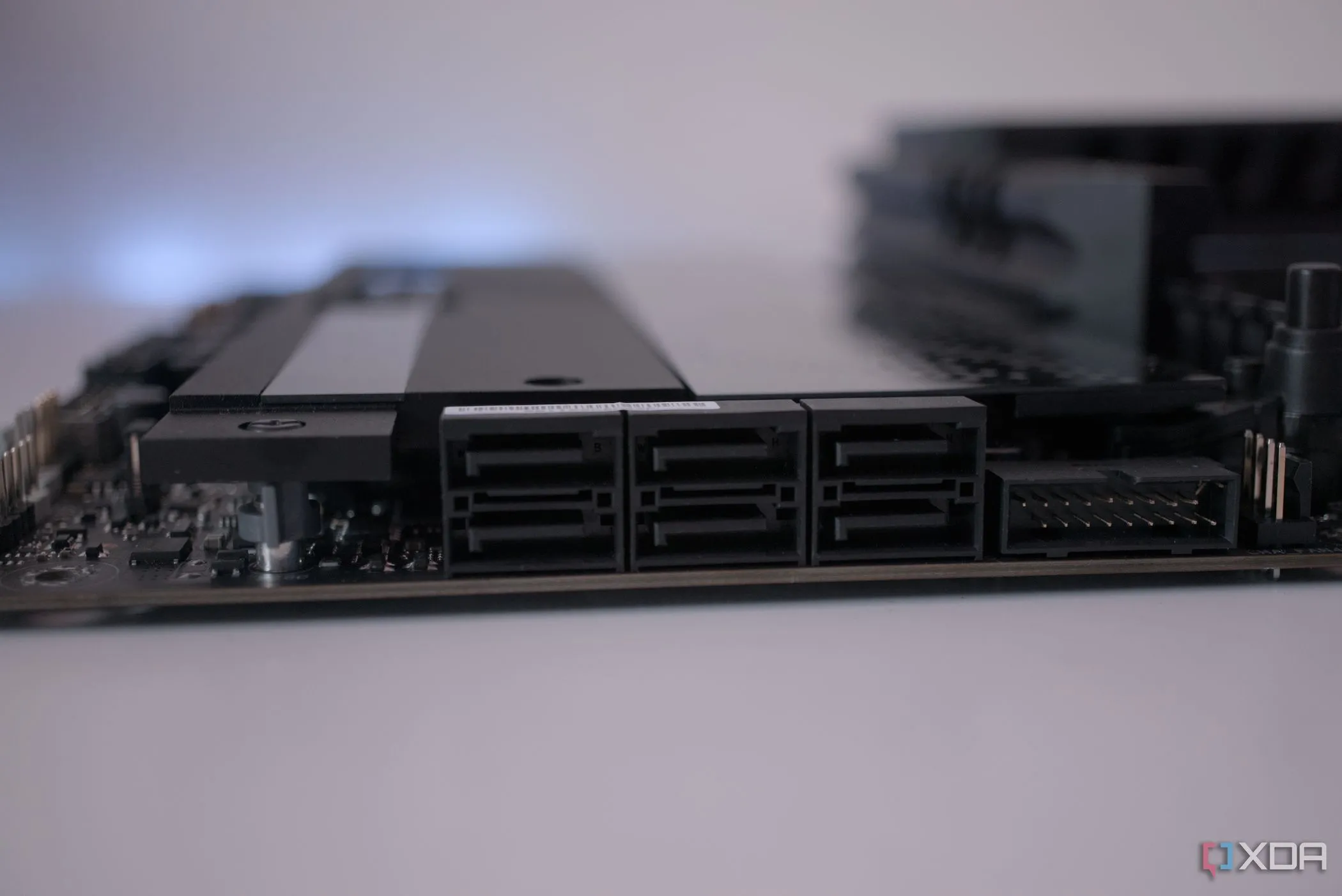 Bo mạch chủ ASUS ROG Crosshair X670E Hero hiển thị rõ các cổng SATA, minh họa khả năng kết nối ổ đĩa.