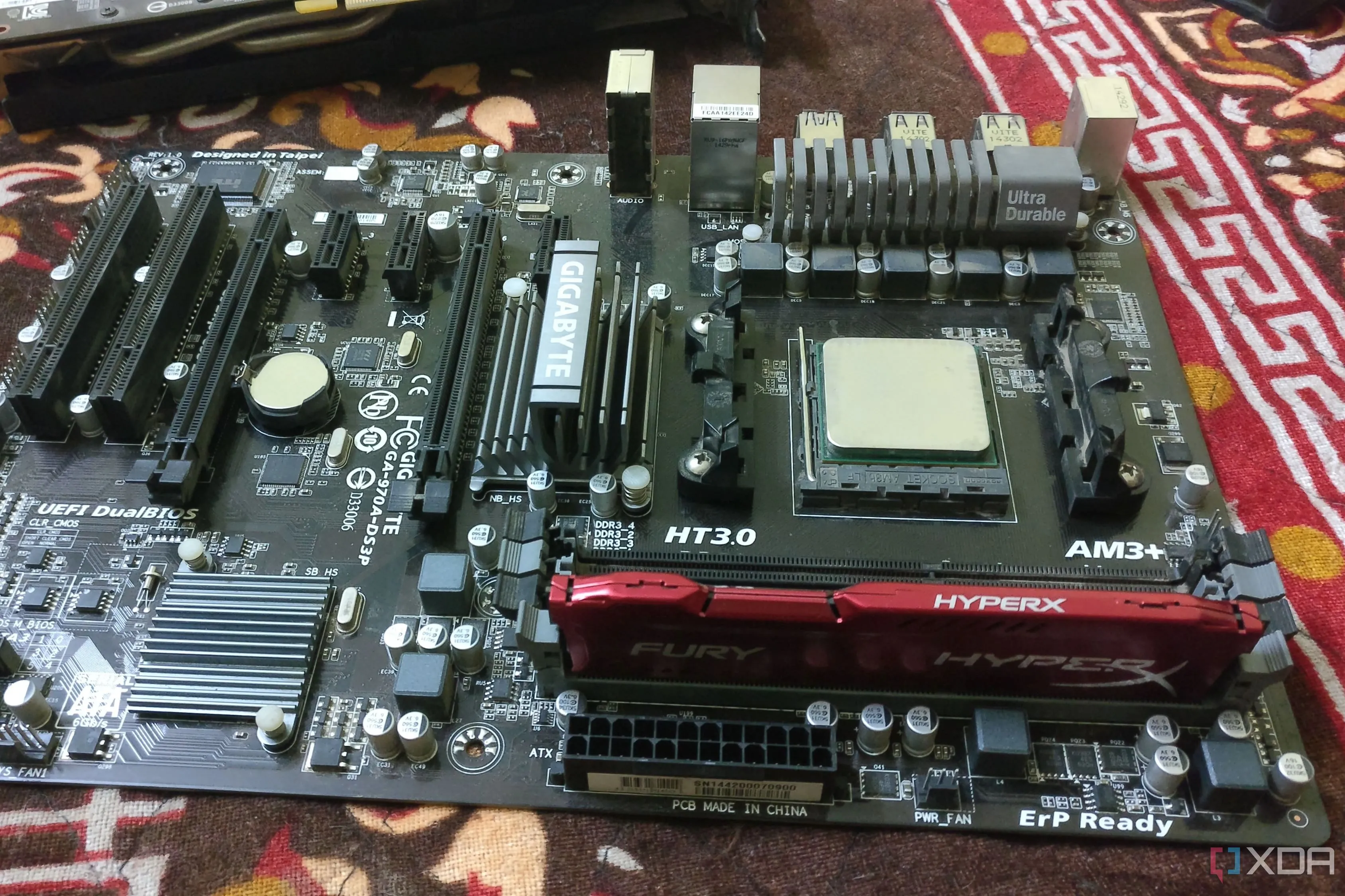 Bo mạch chủ Gigabyte AM3+ cùng CPU AMD FX và RAM HyperX, nền tảng của kiến trúc Bulldozer