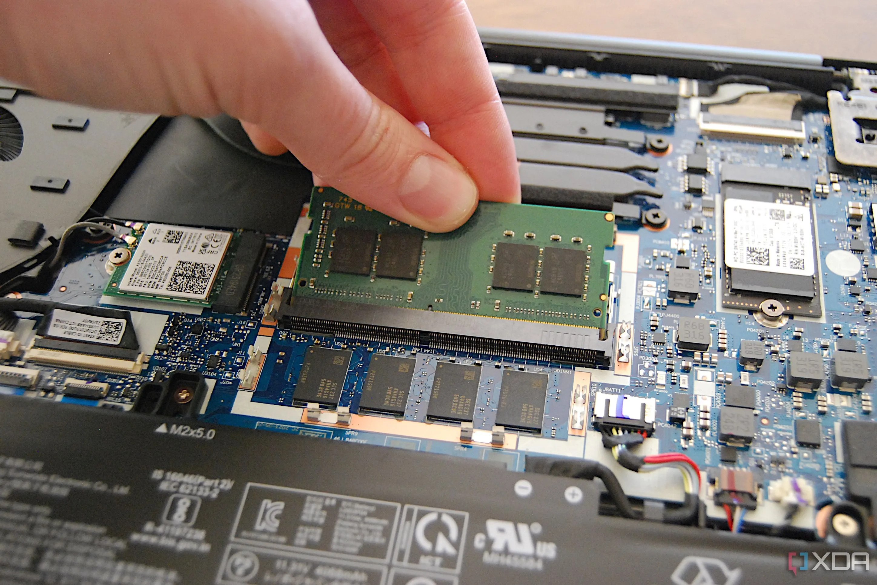 Bo mạch chủ laptop ThinkPad, minh họa ứng dụng tiềm năng của LPDDR6 trong các thiết bị di động hiệu suất cao