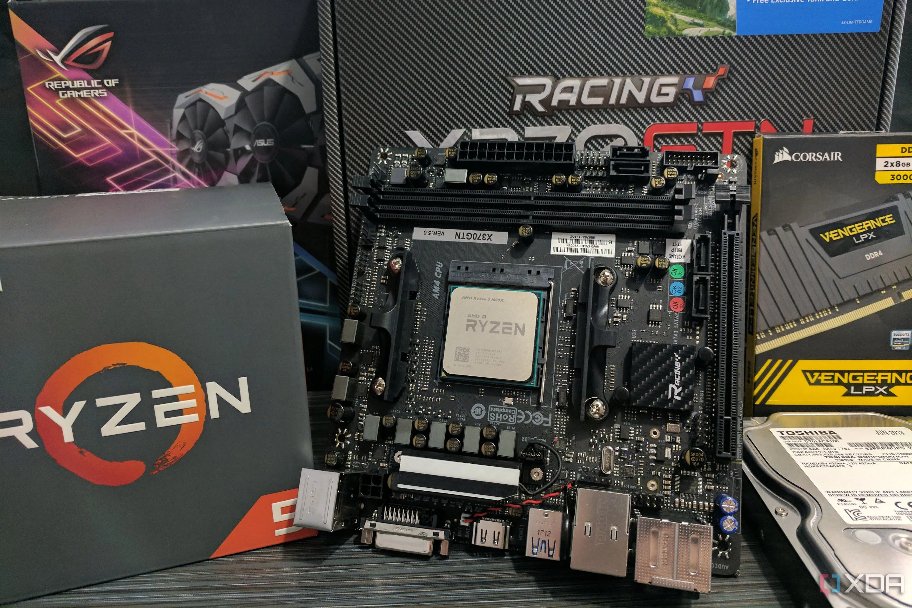 Bo mạch chủ Mini-ITX AMD AM4 và các linh kiện PC SFF khác đặt trên bàn, minh họa sự nhỏ gọn nhưng phức tạp khi lắp ráp