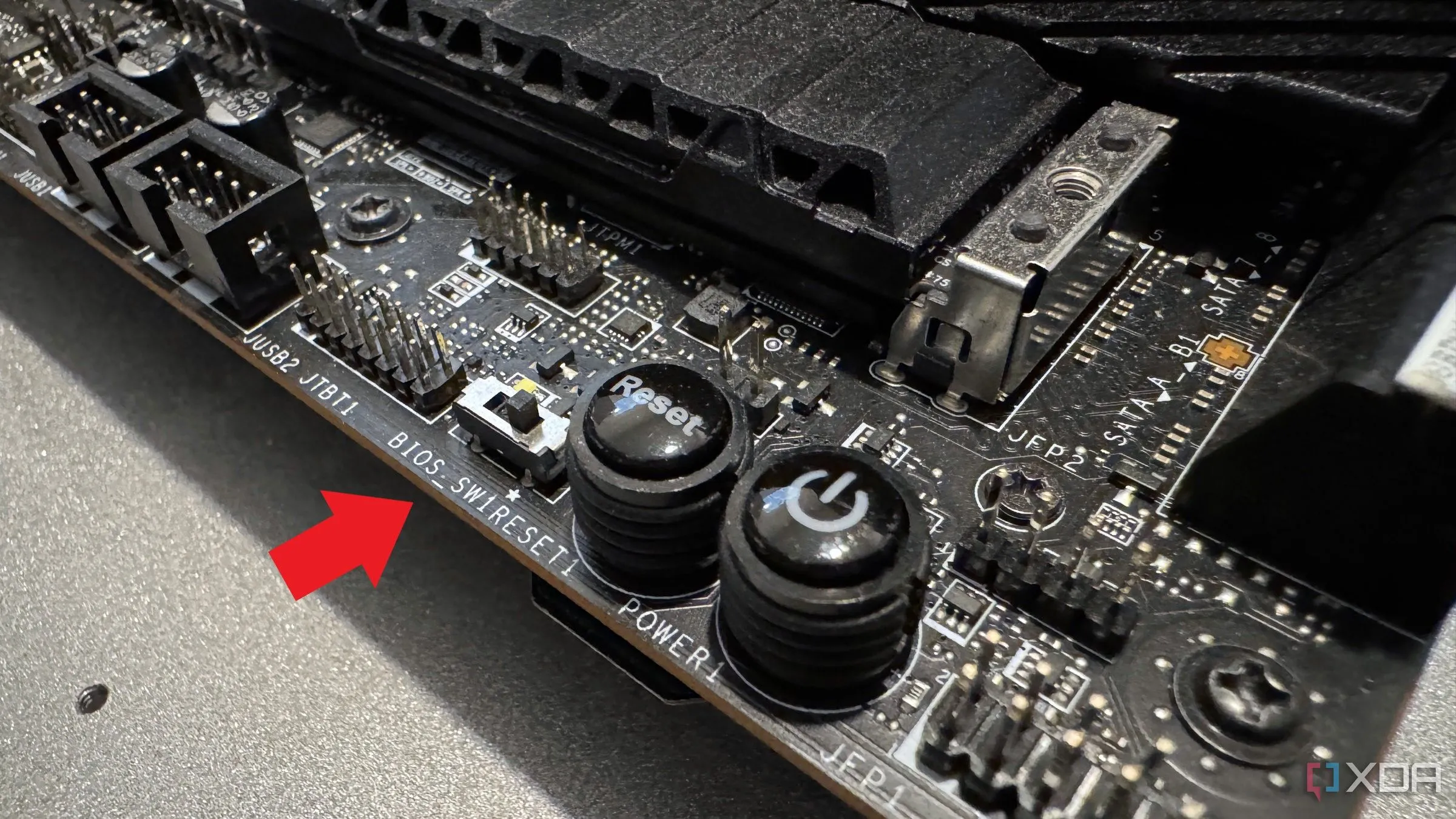 Bo mạch chủ MSI Z690 Unify-X với mũi tên đỏ chỉ vào công tắc Dual BIOS