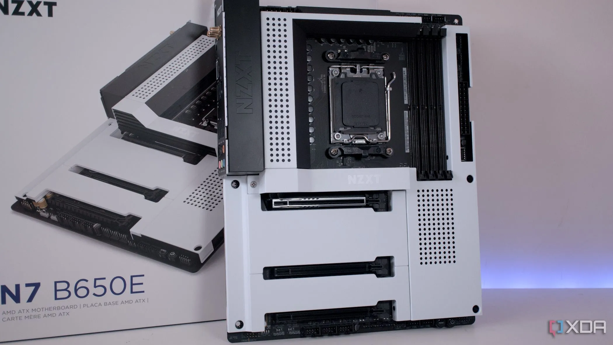 Bo mạch chủ NZXT N7 B650E tông màu trắng tinh tế, là lựa chọn lý tưởng cho các dàn PC có chủ đề màu trắng