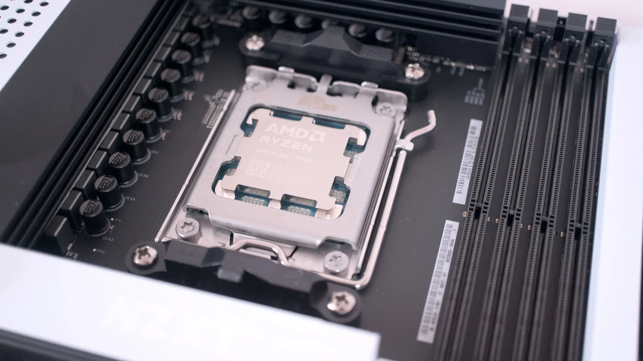 Bo mạch chủ NZXT N7 B650E với CPU AMD Ryzen 9 9900X đã được lắp đặt