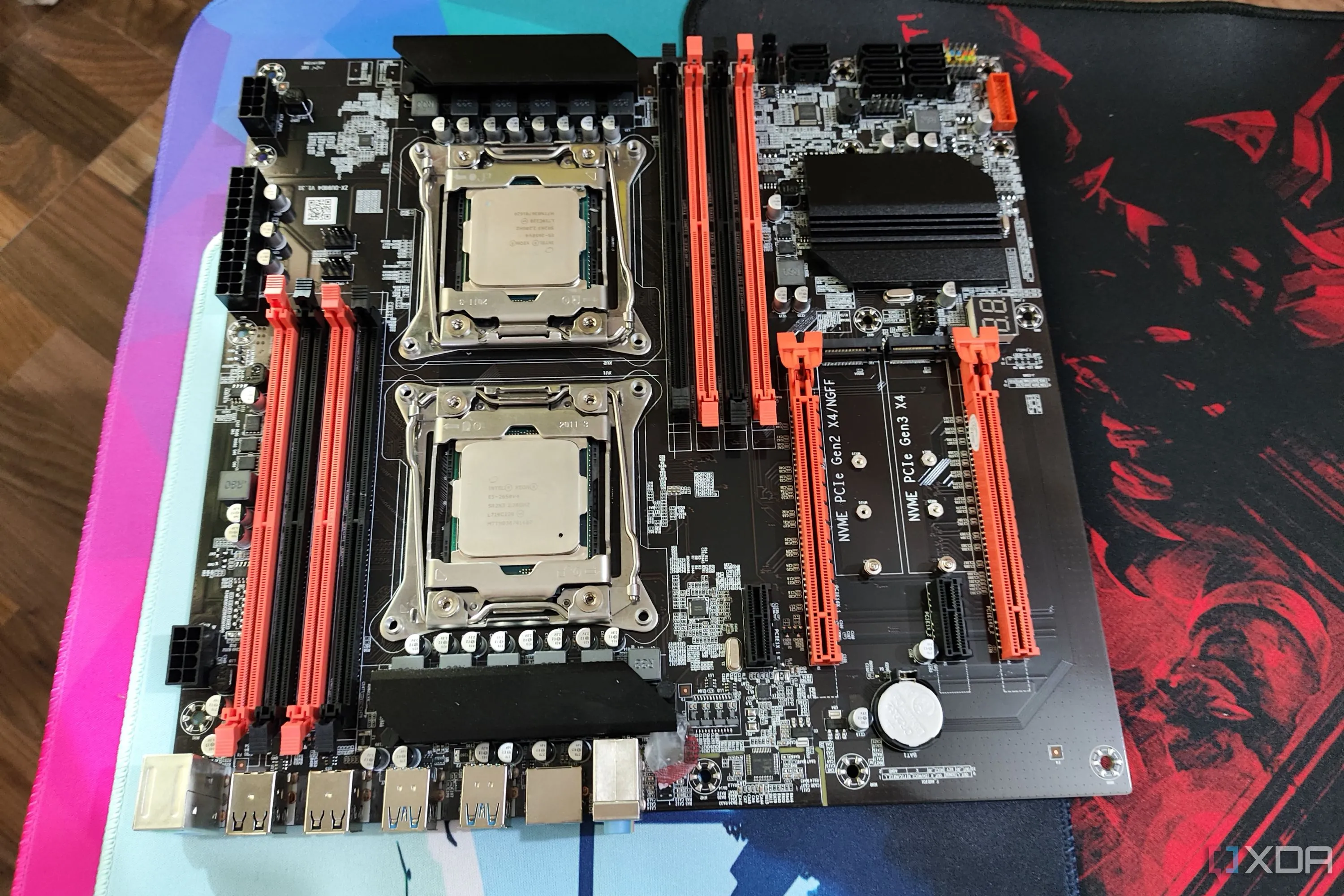 Bo mạch chủ server X99 với hai CPU Intel Xeon đã lắp, biểu thị cấu hình tiêu thụ điện năng cao