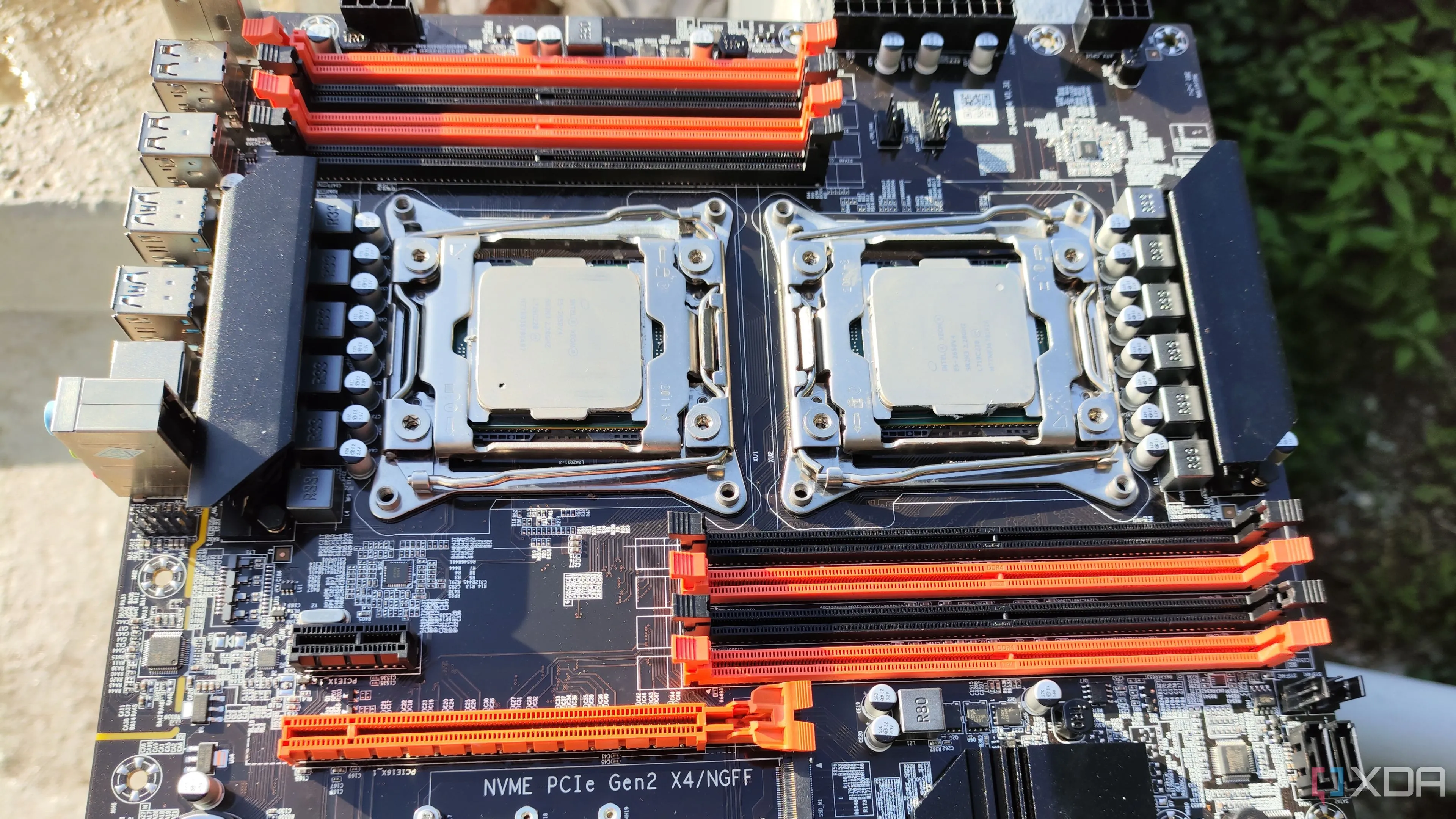 Bo mạch chủ X99 với hai bộ vi xử lý Xeon và tám khe RAM, minh họa hệ thống server đa lõi tiêu thụ nhiều điện năng và gây ồn