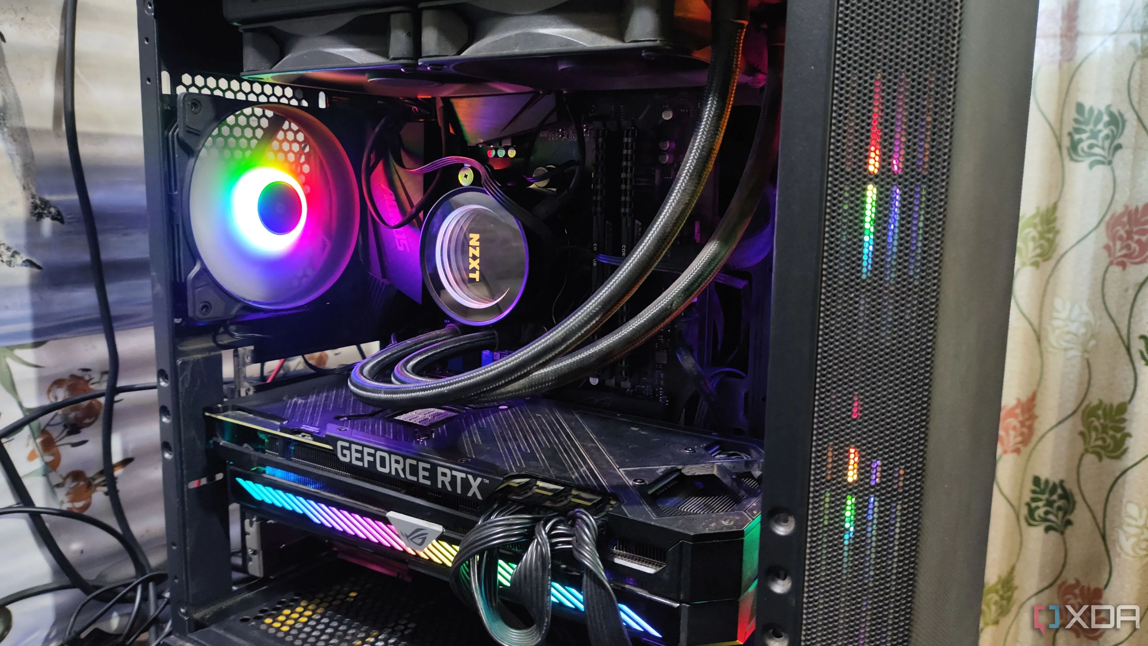 Bộ máy tính để bàn hiệu năng cao với tản nhiệt nước AIO và card đồ họa RTX 3080 Ti mạnh mẽ, minh họa cho sự phát triển của phần cứng PC hiện đại