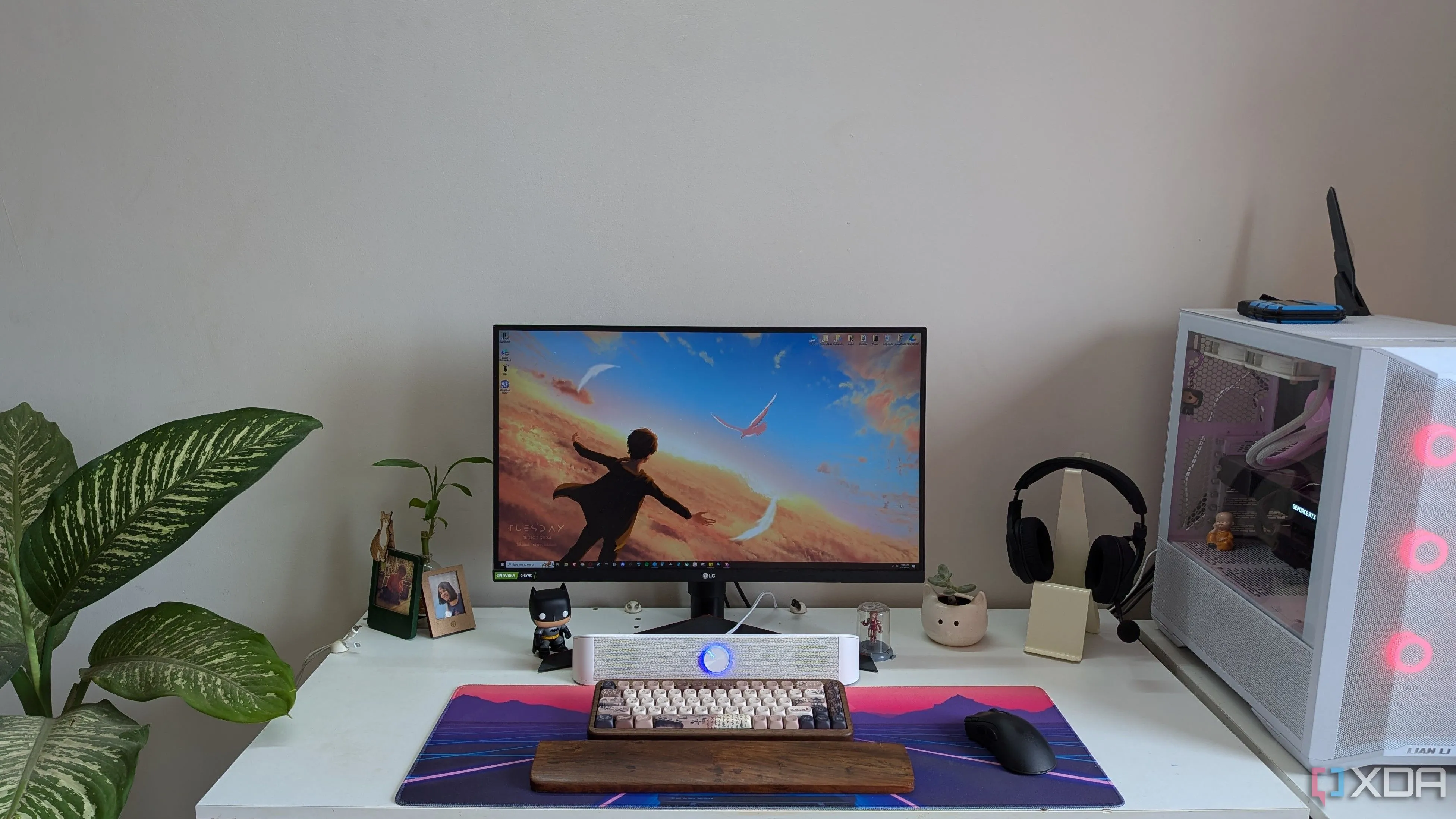 bộ máy tính PC gaming với màn hình, bàn làm việc và các phụ kiện được bố trí đẹp mắt