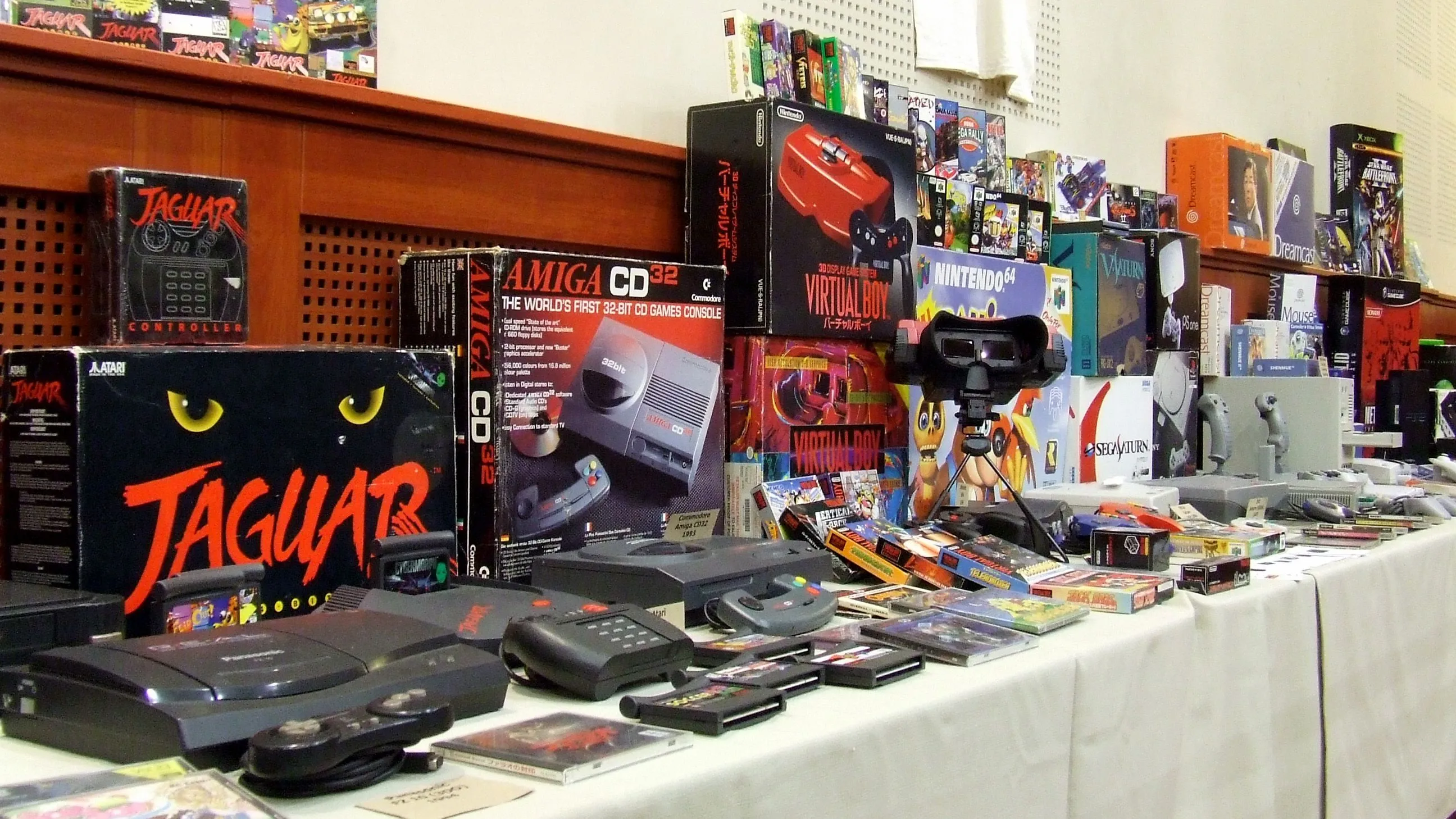 Bộ sưu tập các hệ máy chơi game retro và game tại một sự kiện ở Budapest, thể hiện sự đa dạng của thư viện game