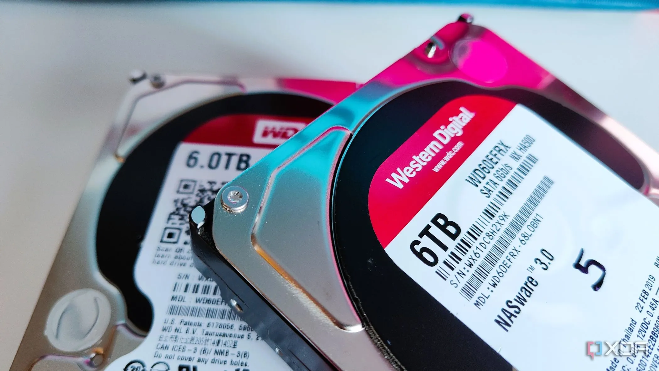 Bộ sưu tập các ổ cứng HDD và SSD xếp chồng lên nhau, minh họa sự đa dạng của giải pháp lưu trữ hiện đại và sự tồn tại song song của cả hai loại ổ đĩa