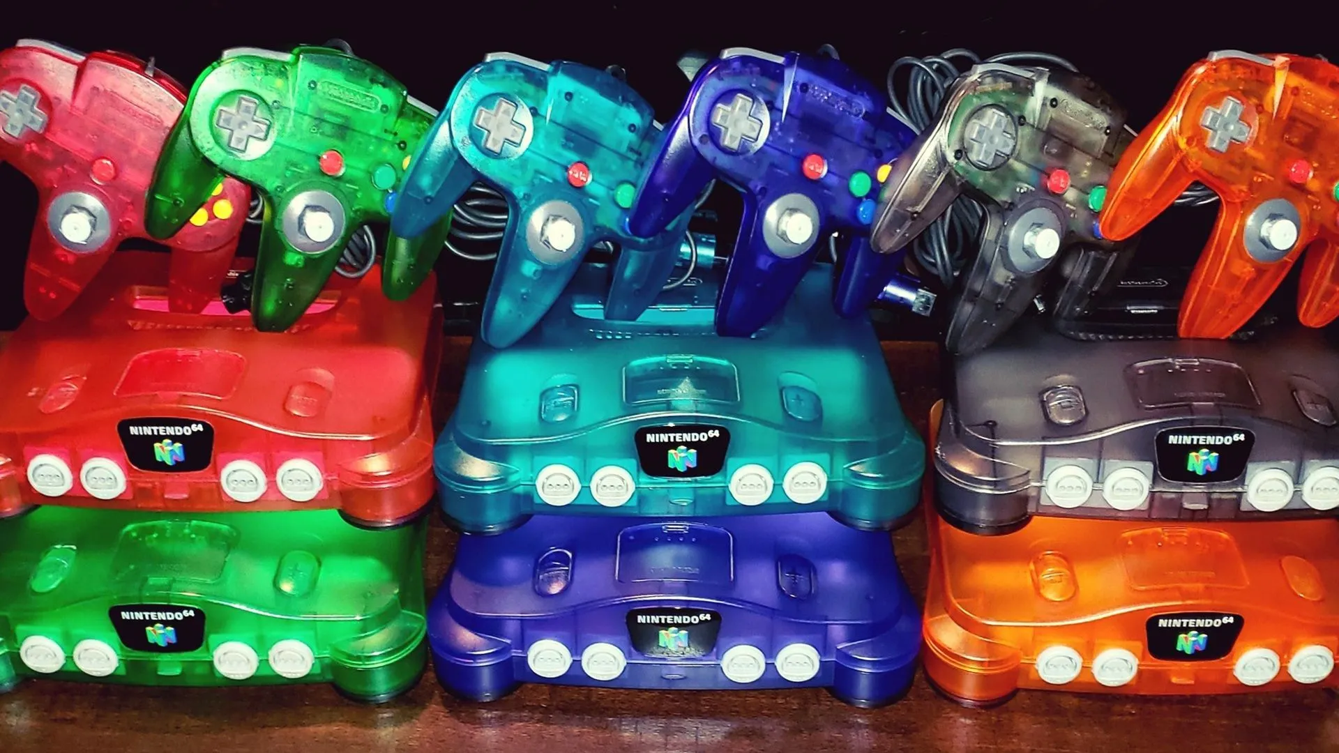 Bộ sưu tập các phiên bản console Nintendo 64 với màu sắc và phong cách đa dạng, thể hiện xu hướng cá nhân hóa