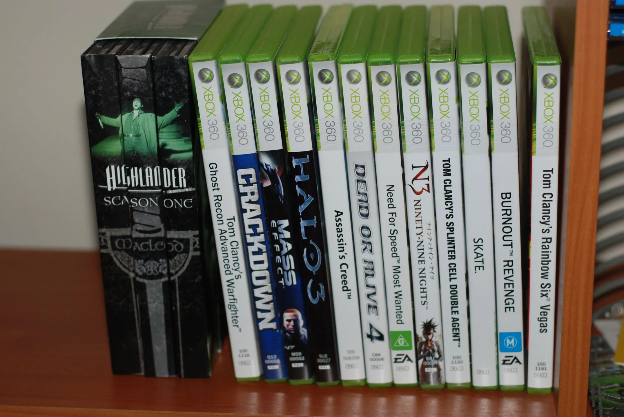 Bộ sưu tập đĩa game Xbox 360, tượng trưng cho quá khứ console và sự chuyển mình của Xbox sang nền tảng đa thiết bị, cho phép chơi game Xbox trên PC.