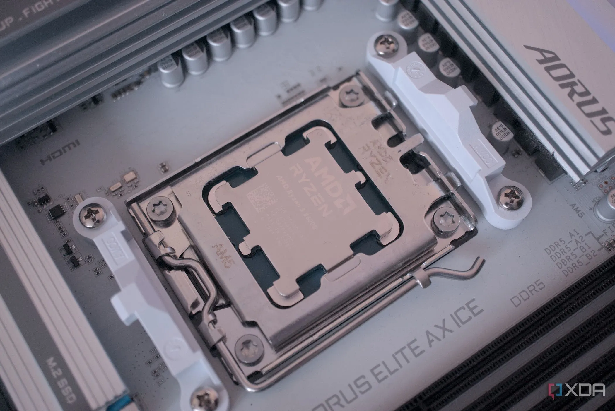 Bộ vi xử lý AMD Ryzen 5 8600G được lắp đặt trên bo mạch chủ, đại diện cho CPU không cần ép xung quá mức để đạt hiệu năng tốt.