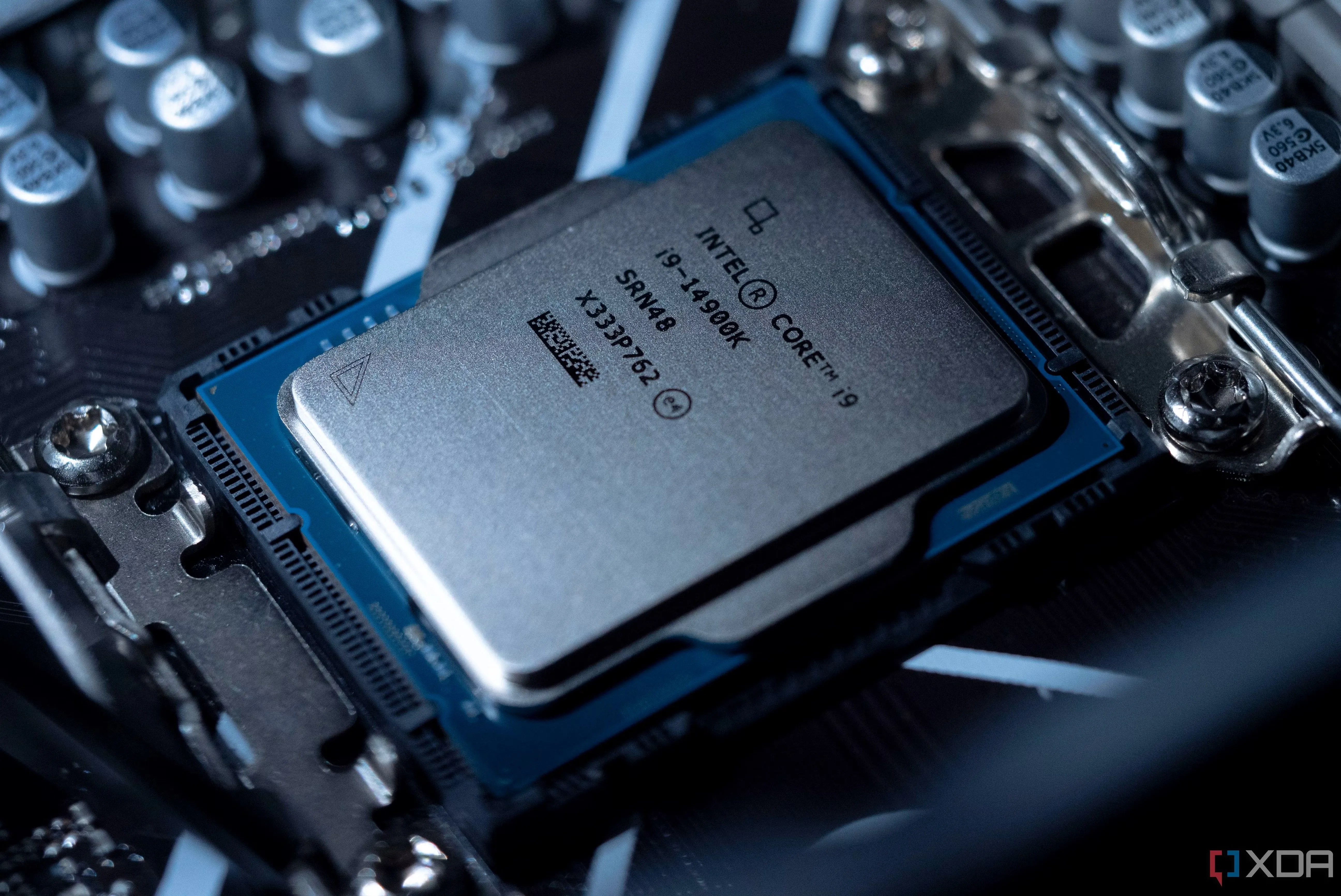 Bộ vi xử lý Intel Core i9 14900K được gắn trên bo mạch chủ, đại diện cho sản phẩm chip của Intel