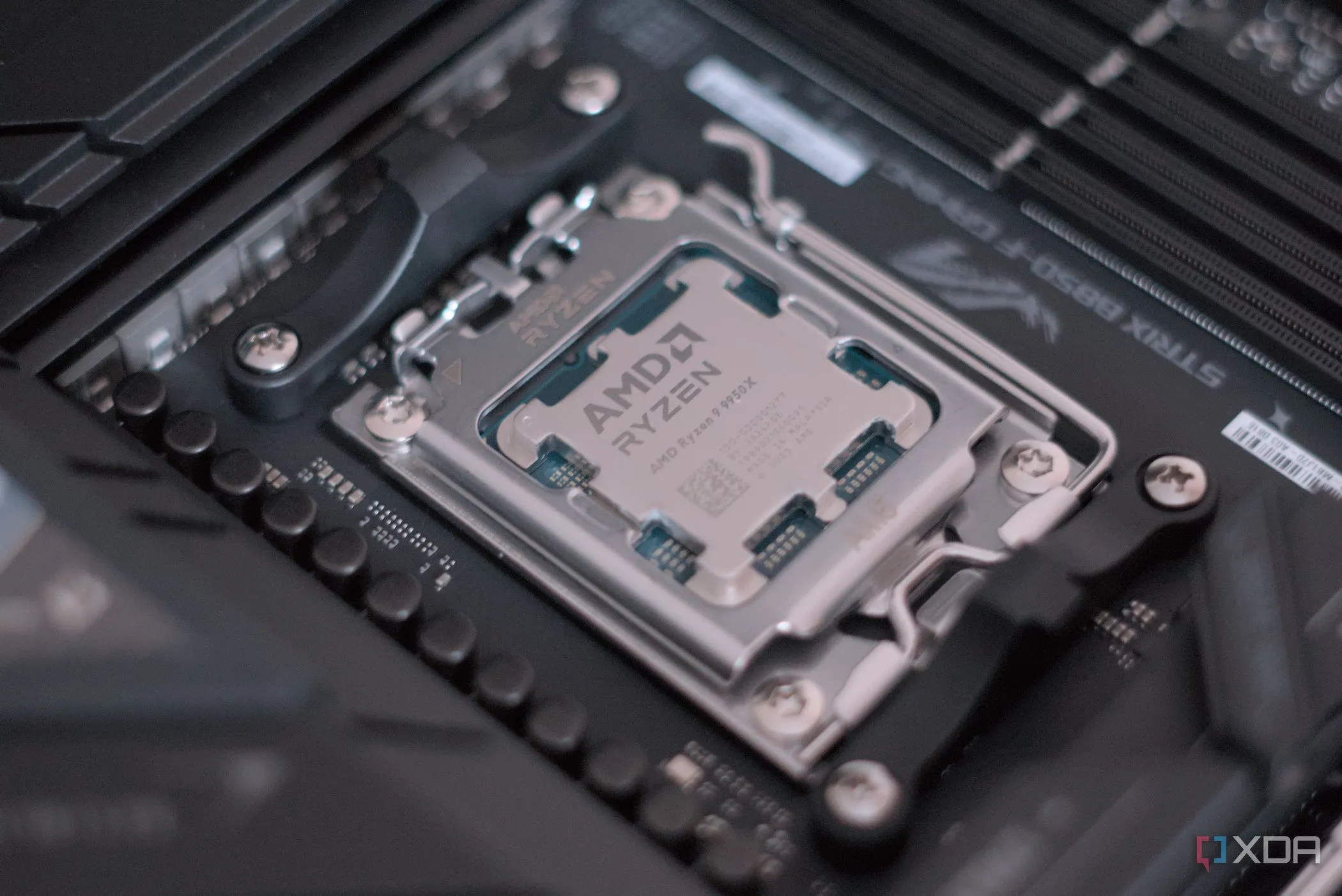 Bộ xử lý CPU được lắp đặt trên bo mạch chủ Asus ROG Strix, thể hiện vấn đề nhiệt độ và tiếng ồn trong hệ thống Home Lab