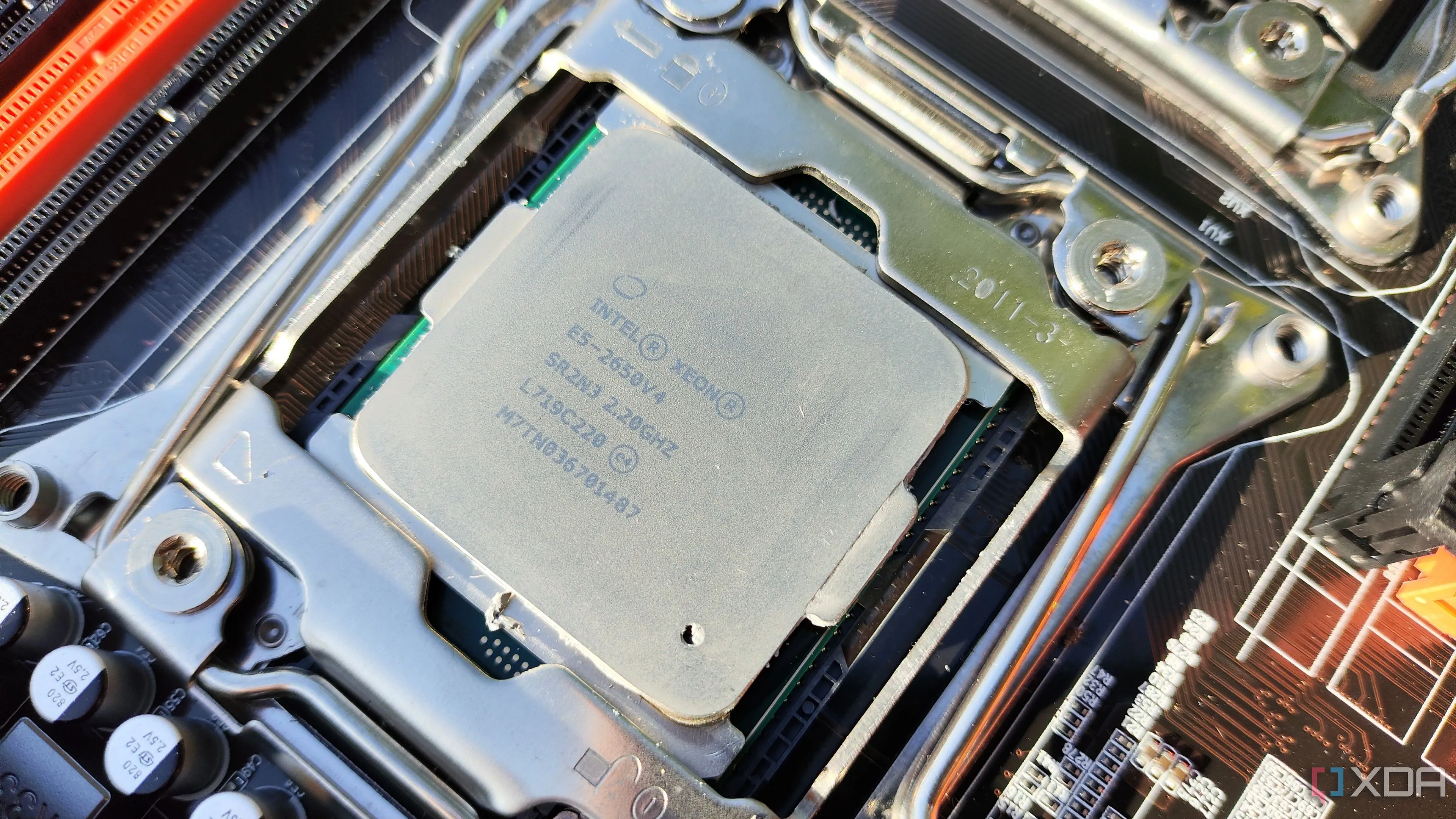 Bộ xử lý Intel Xeon E5-2650V4 được lắp vào bo mạch chủ X99, minh họa cho phần cứng máy chủ chuyên dụng.
