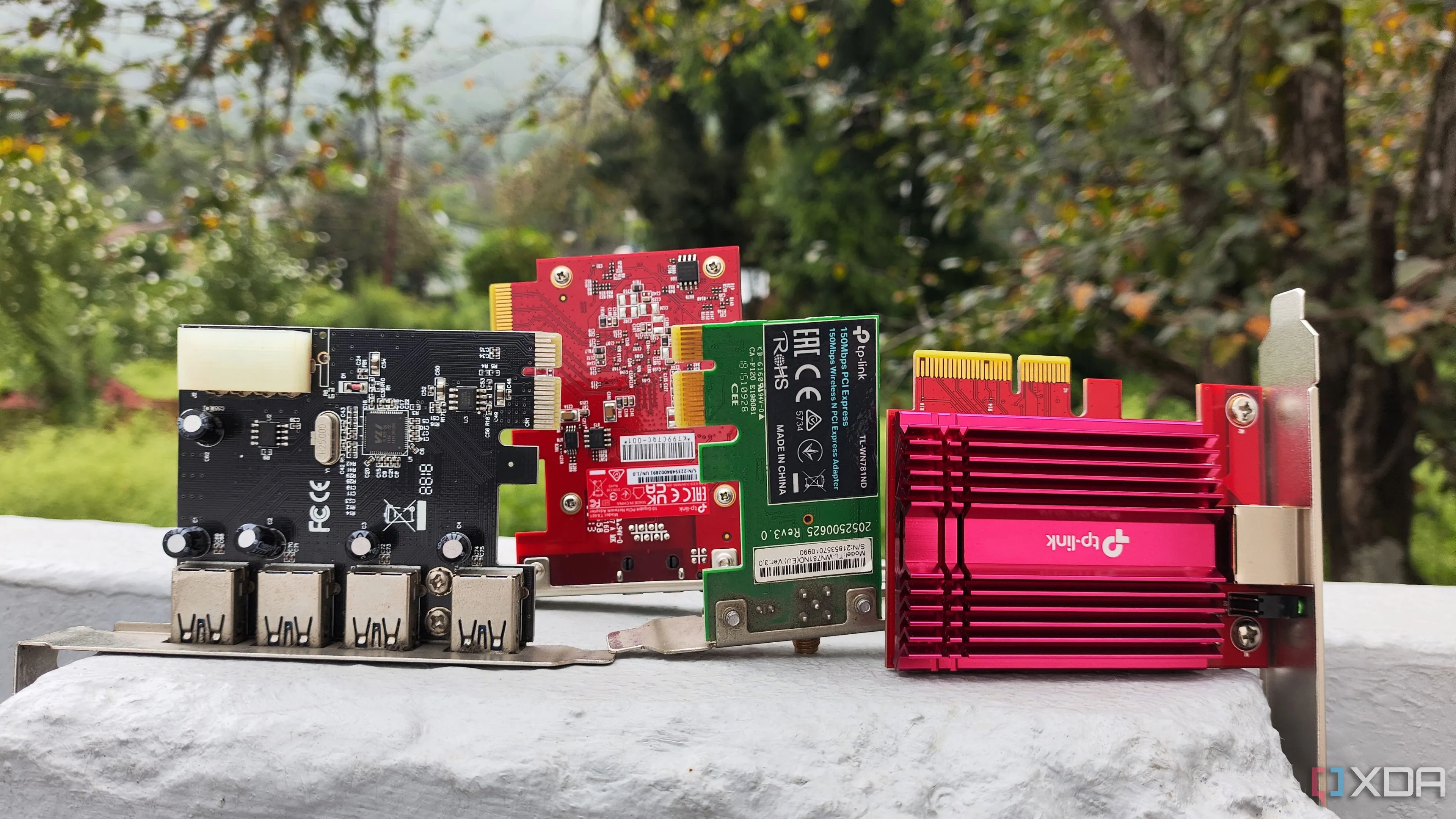 Bốn card mở rộng PCIe khác nhau, cho thấy sự đa dạng của thiết bị có thể lắp vào khe PCIe.