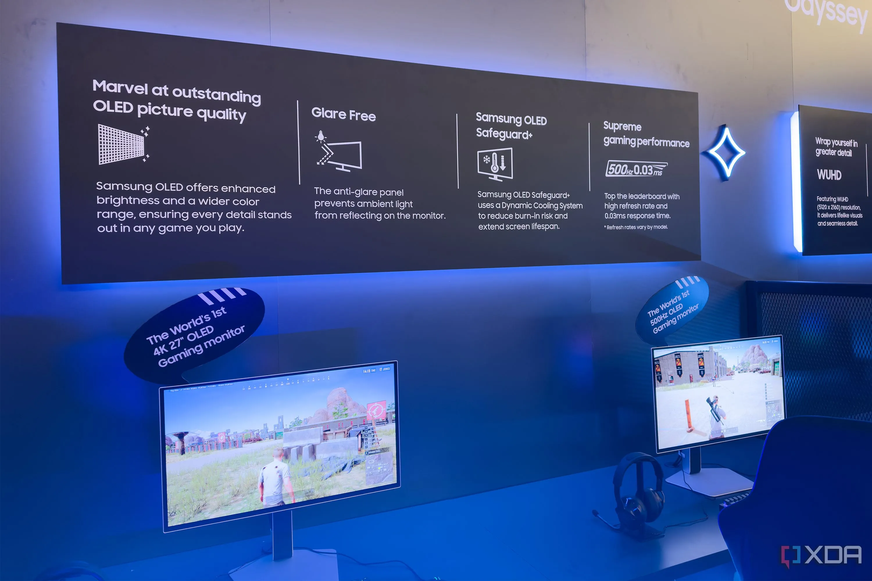 Bức tường hiển thị thông số kỹ thuật của các dòng màn hình gaming Samsung Odyssey OLED mới tại CES 2025