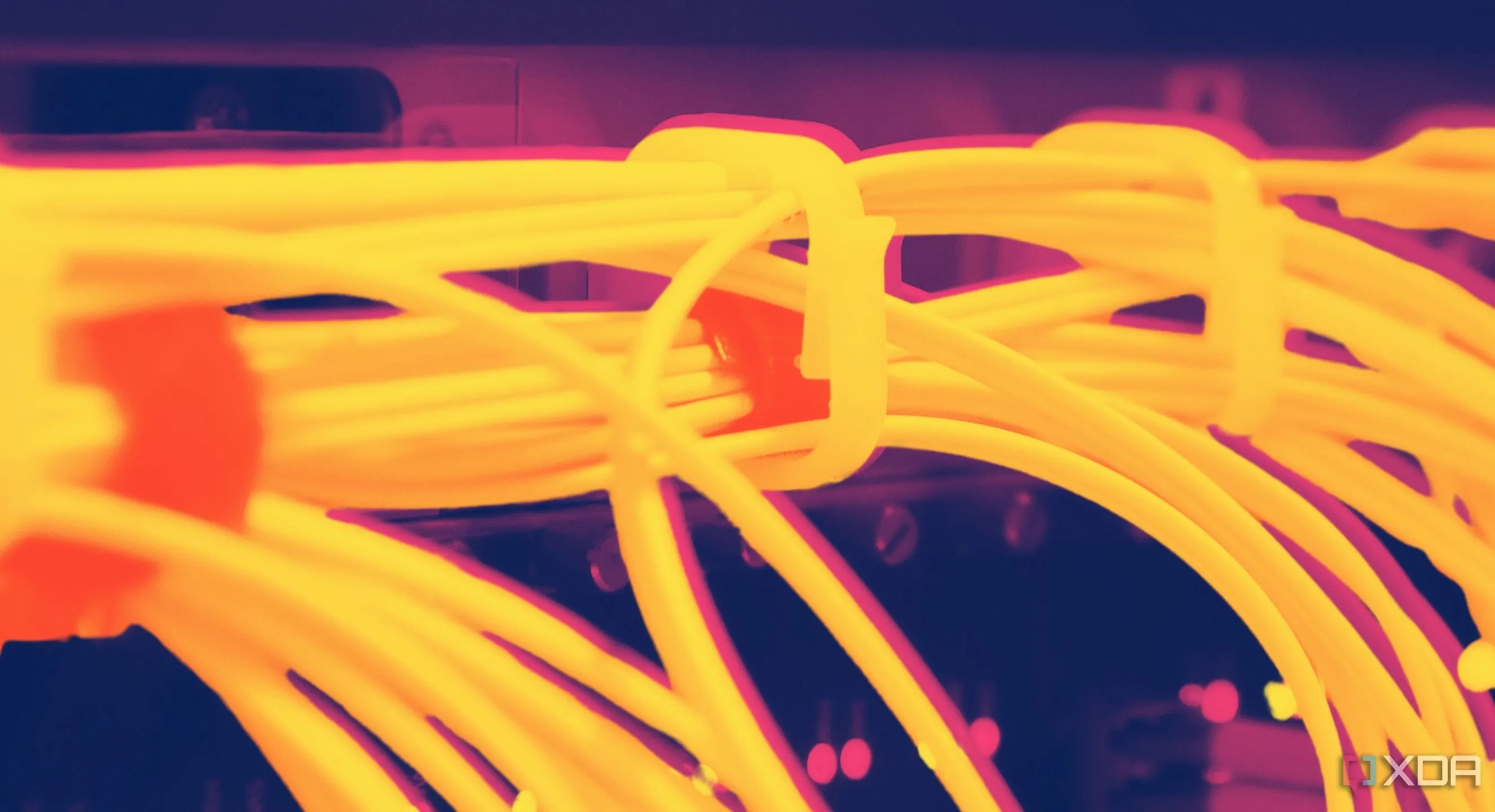 Các bó cáp Ethernet màu cam dùng trong hệ thống mạng có dây chuyên nghiệp