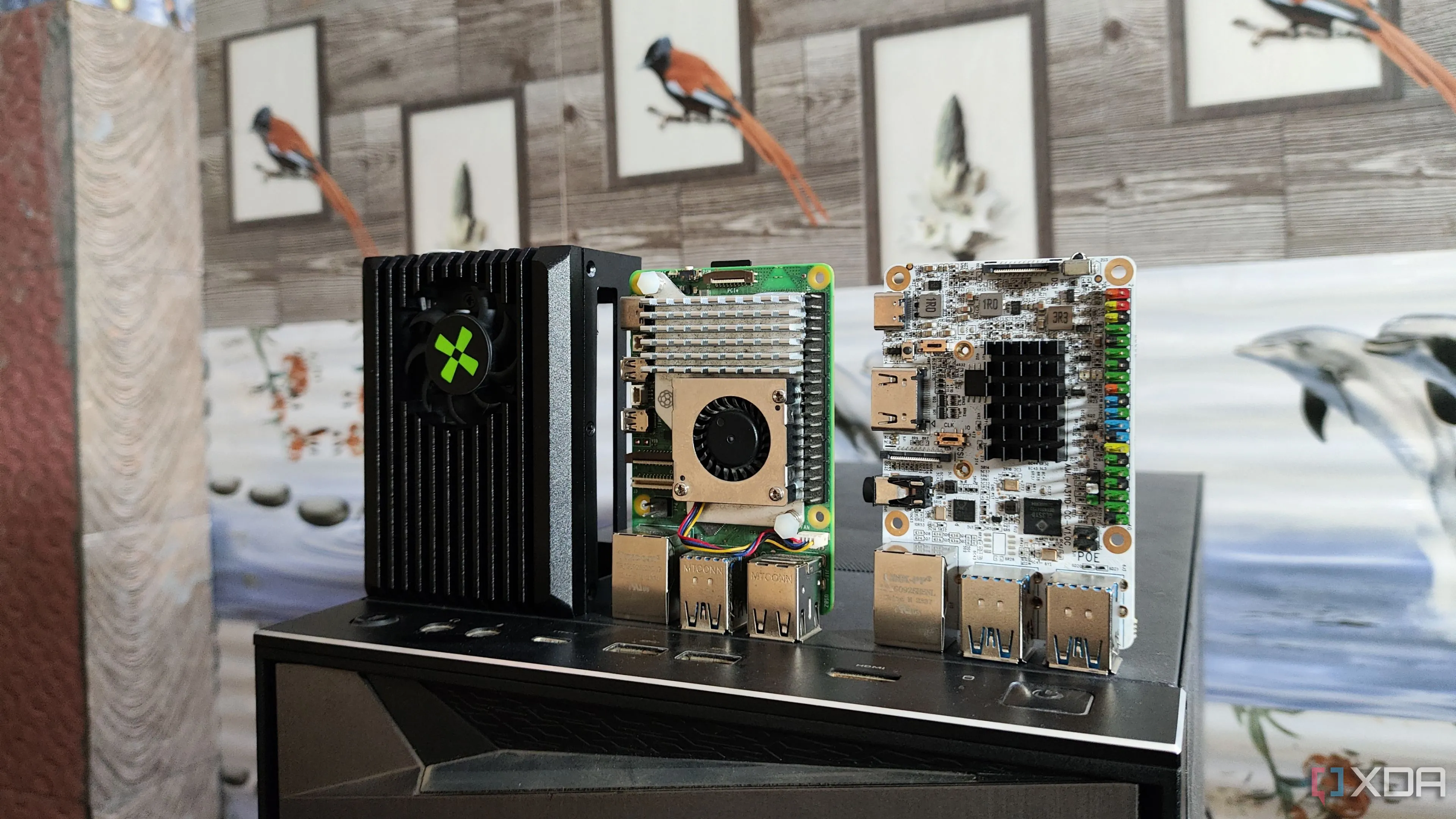 Các bo mạch máy tính đơn Raspberry Pi 5, Radxa X4 và Libre Computer Alta SBC nằm trên một máy tính, thể hiện sự đa dạng phần cứng cho home lab