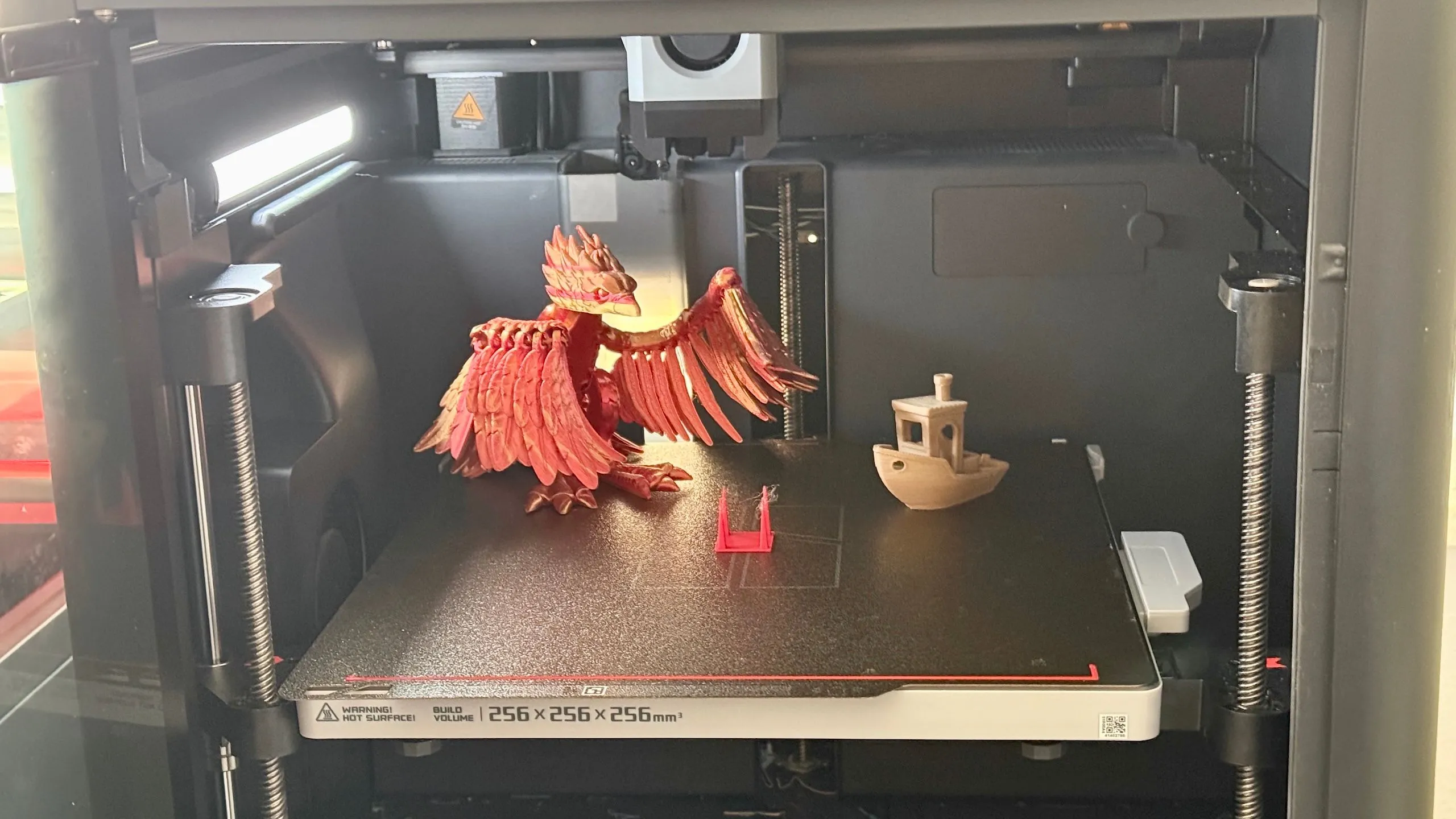 Các chi tiết bản in 3D có thể bị biến dạng do nhiệt độ in không ổn định hoặc làm mát quá nhanh.