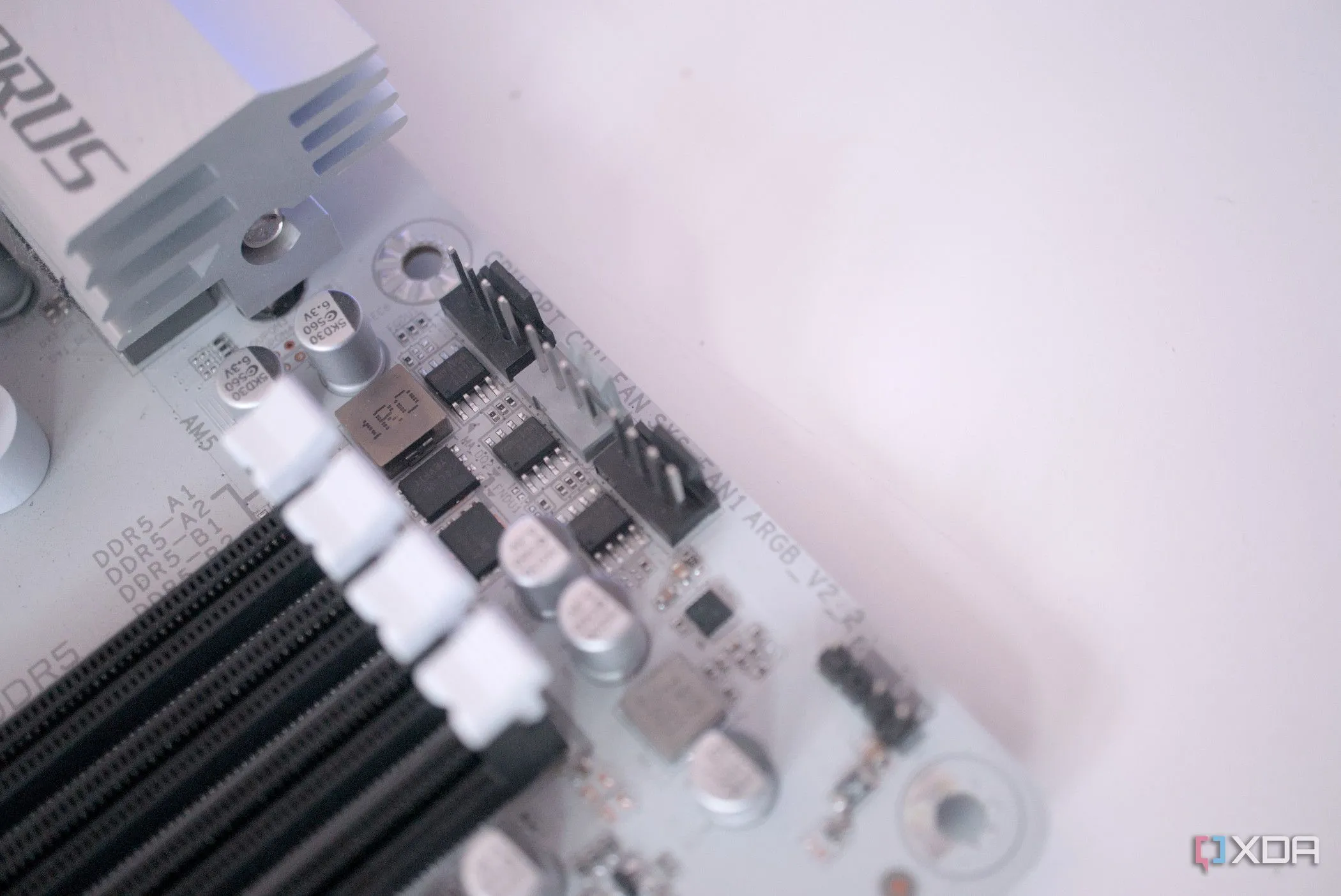 Các cổng cắm quạt hệ thống (fan headers) trên bo mạch chủ Gigabyte B650 Aorus Elite AX Ice