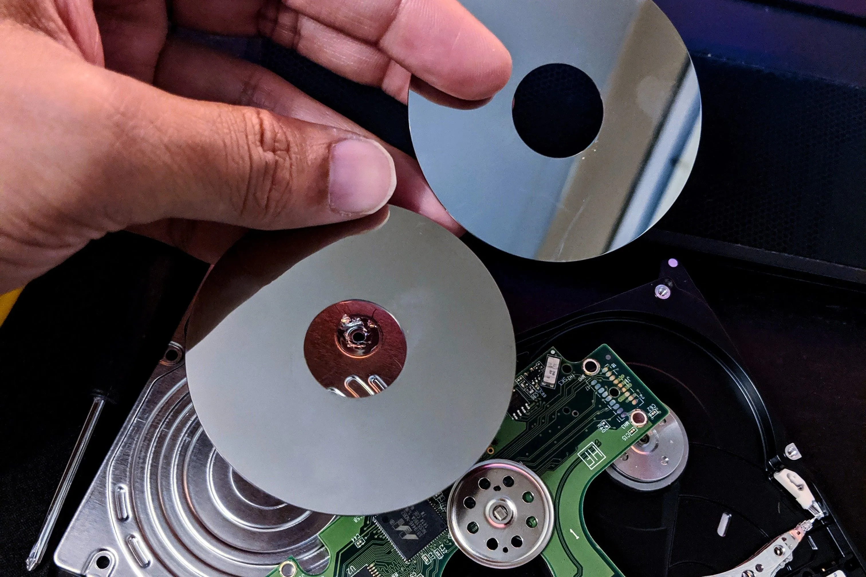 Các đĩa từ của ổ cứng HDD đã được tháo ra khỏi vỏ, cho thấy cấu trúc bên trong của ổ cứng cơ học